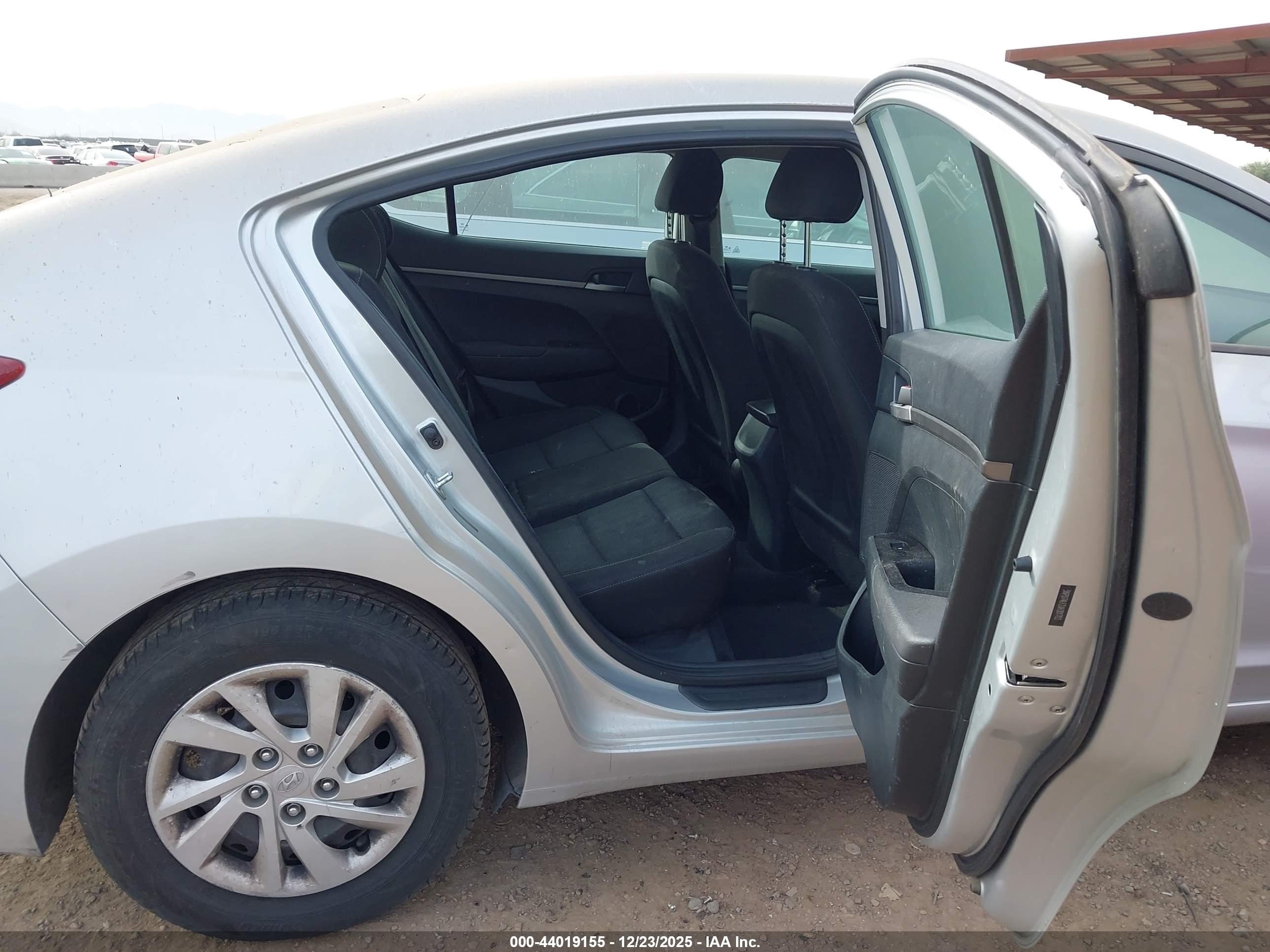 HYUNDAI ELANTRA image 8