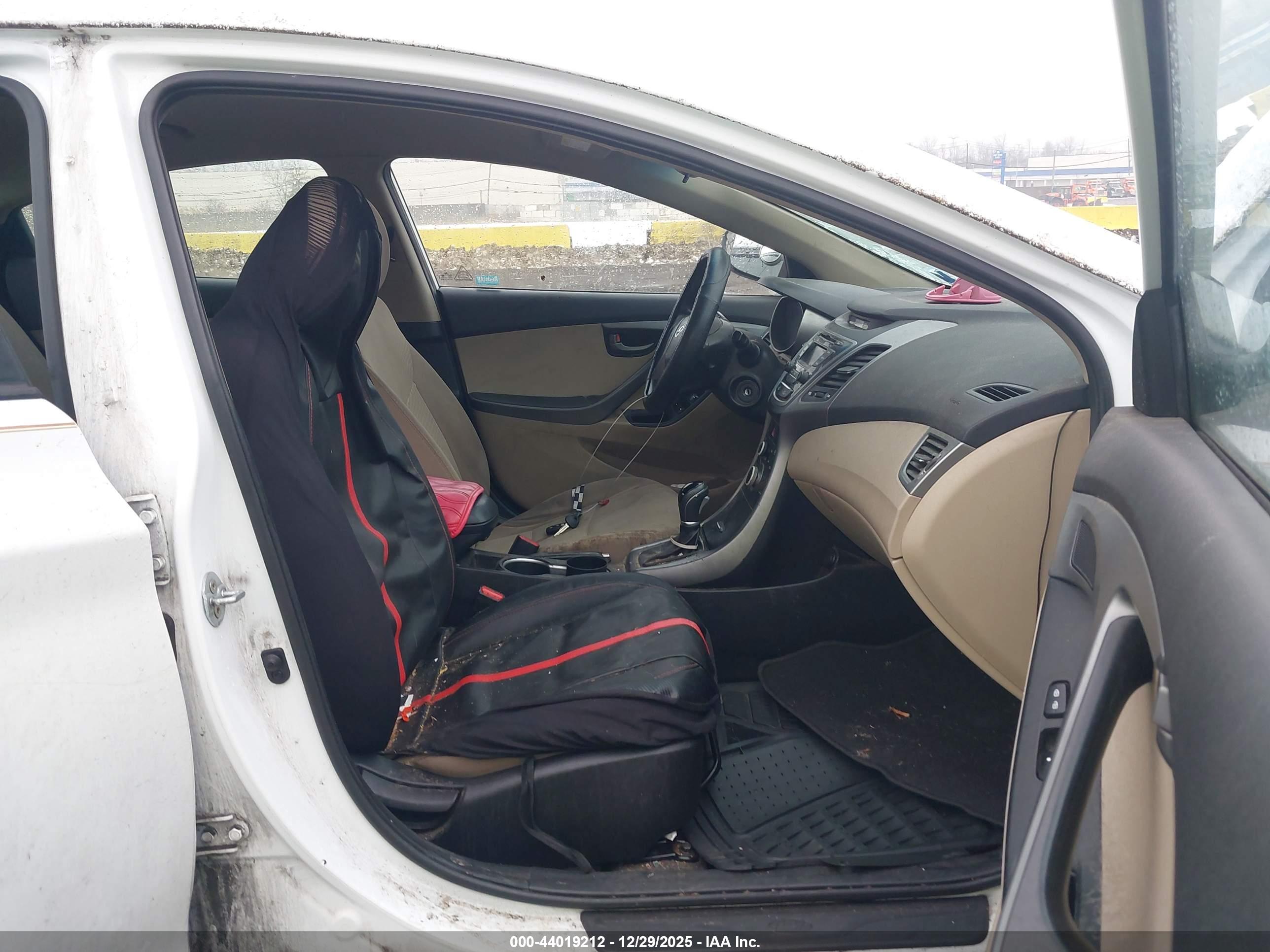 HYUNDAI ELANTRA image 5