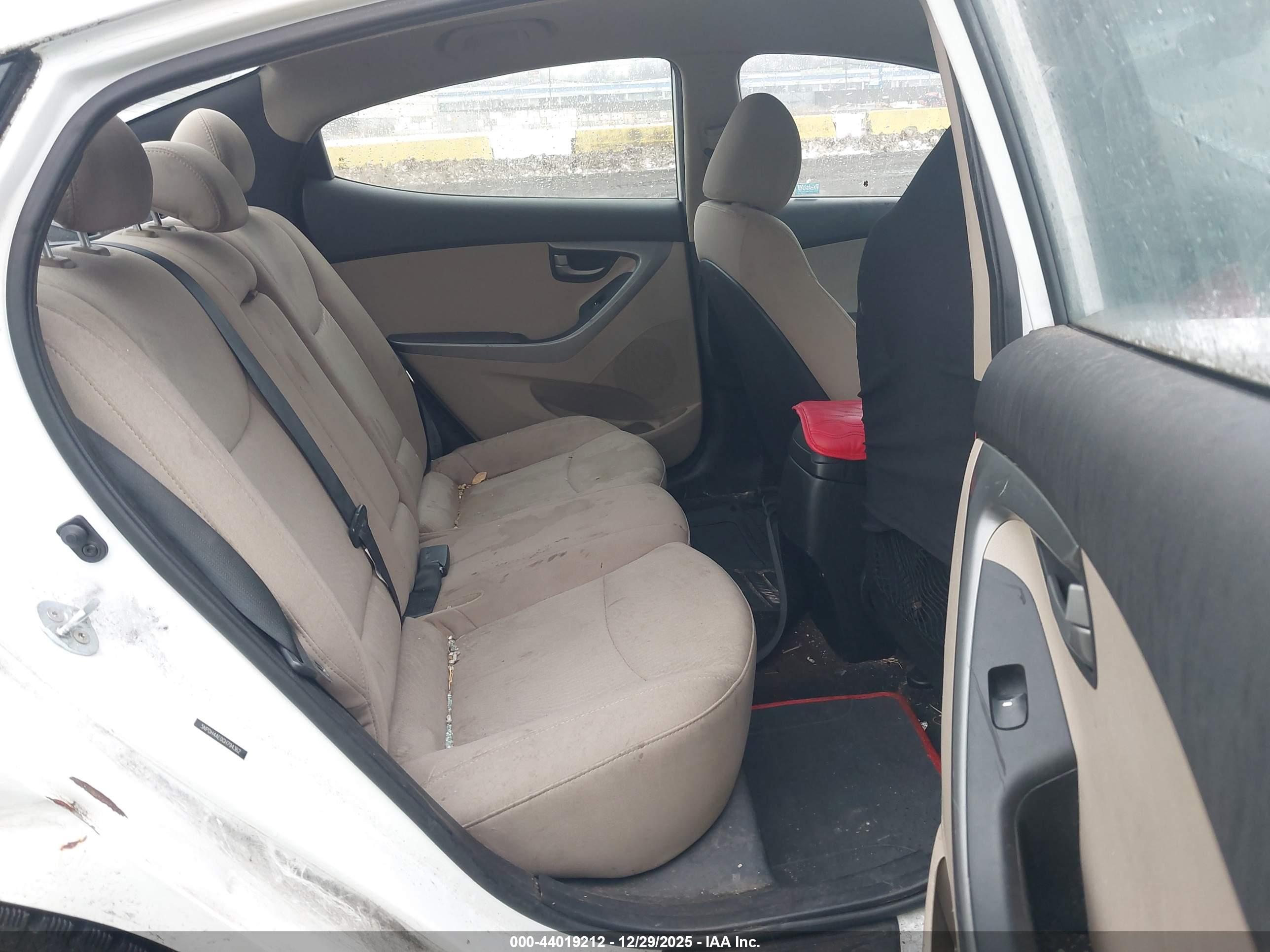 HYUNDAI ELANTRA image 8