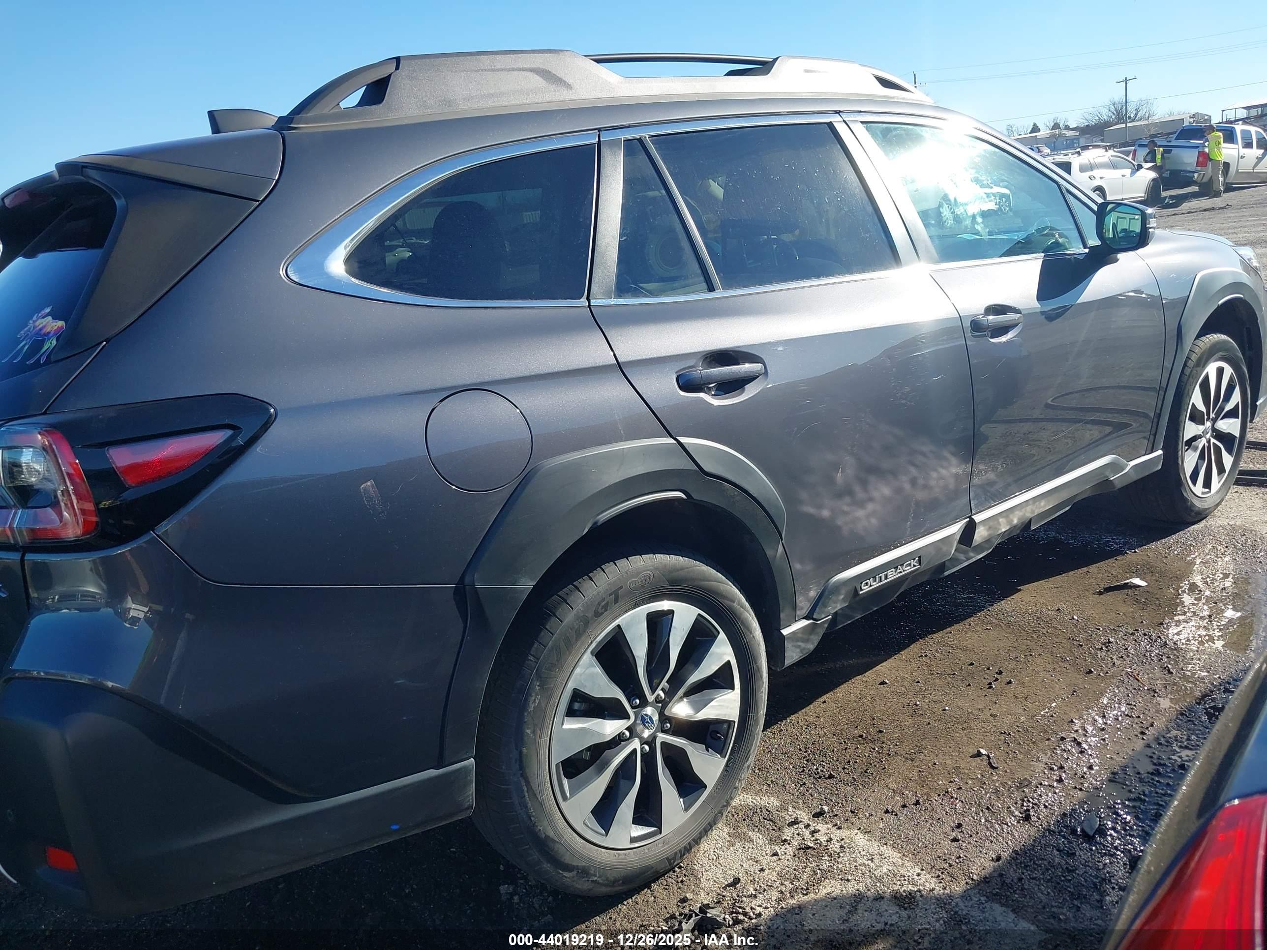 SUBARU OUTBACK image 4