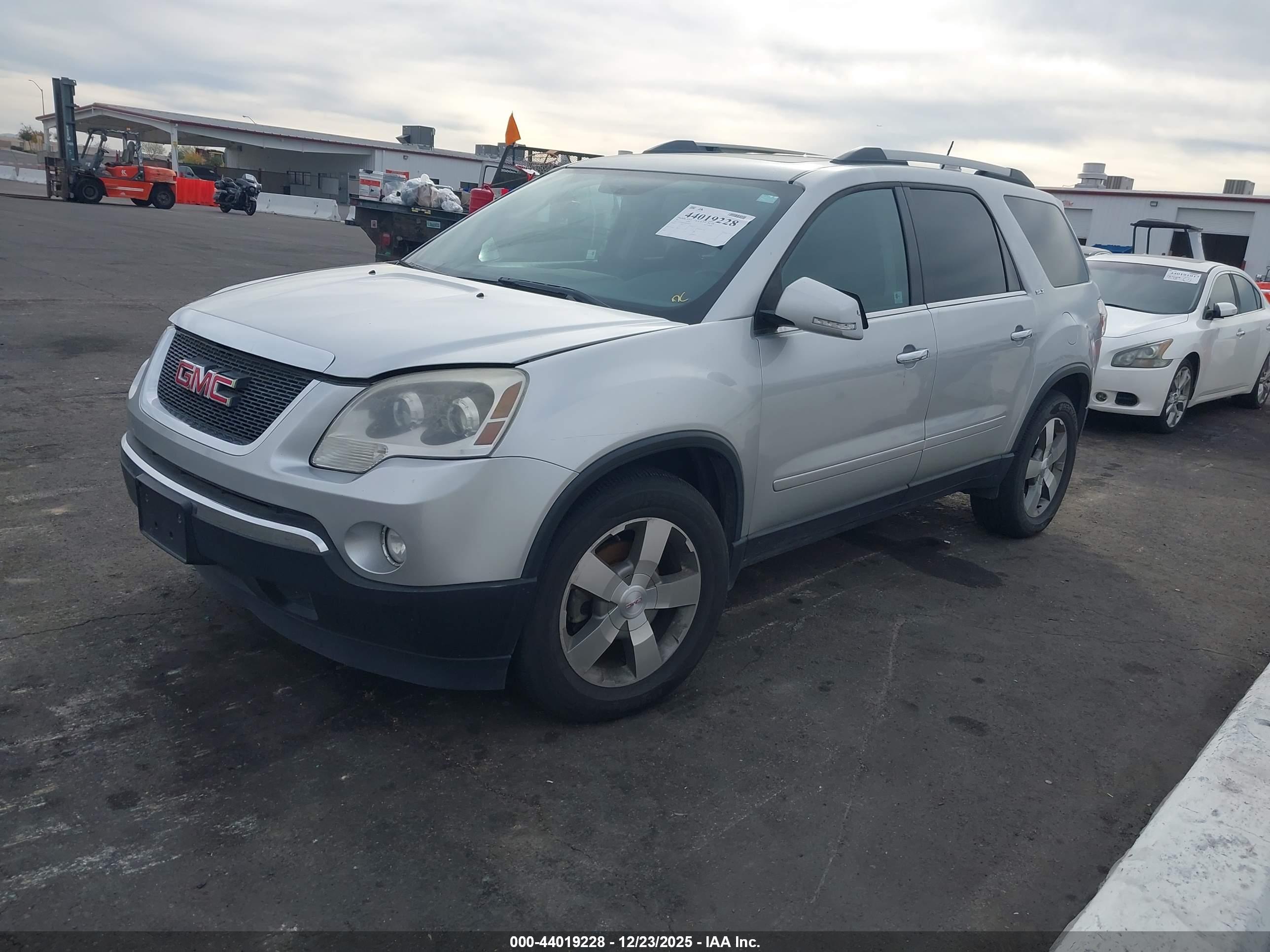 GMC ACADIA image 2