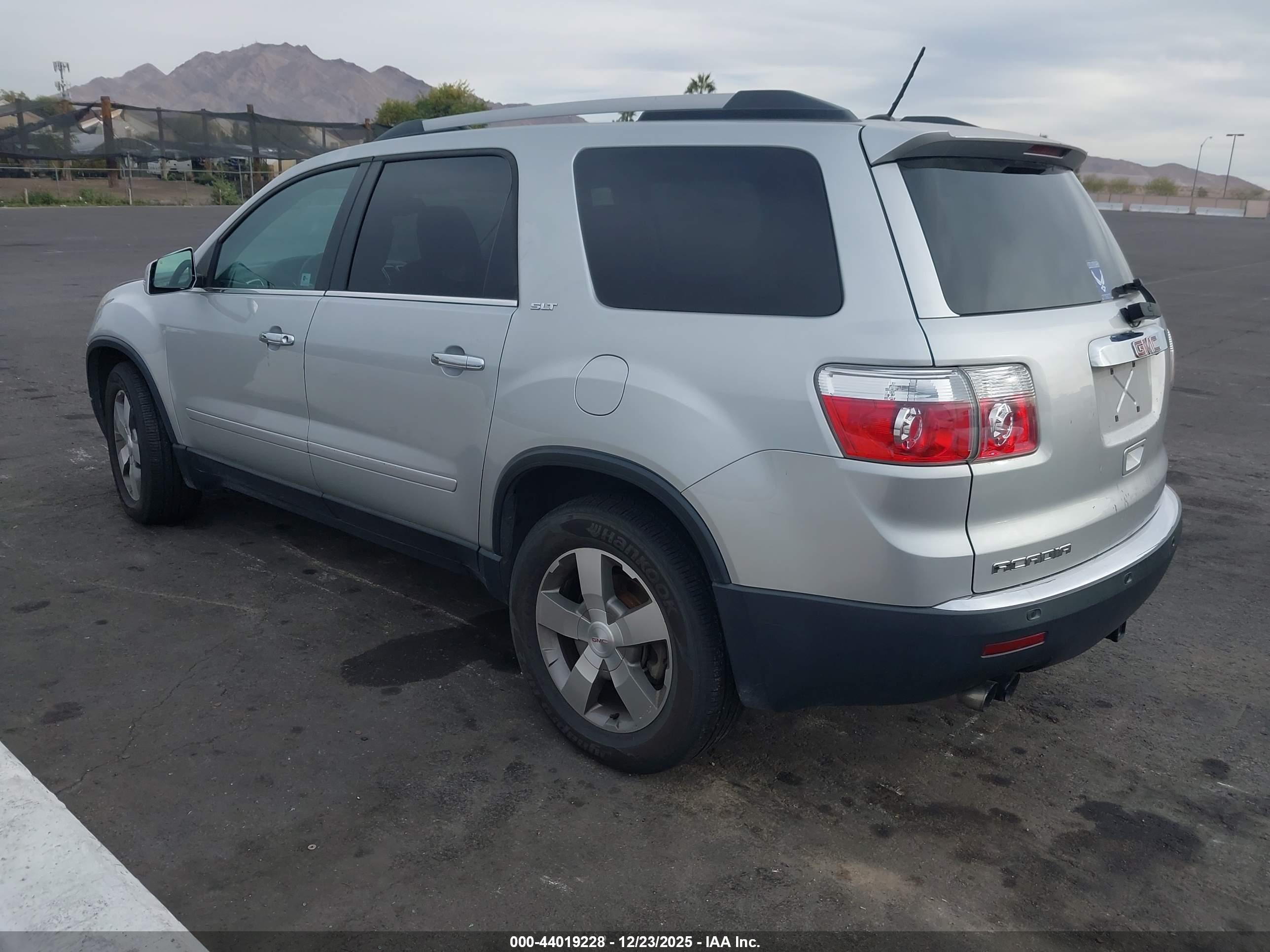 GMC ACADIA image 3