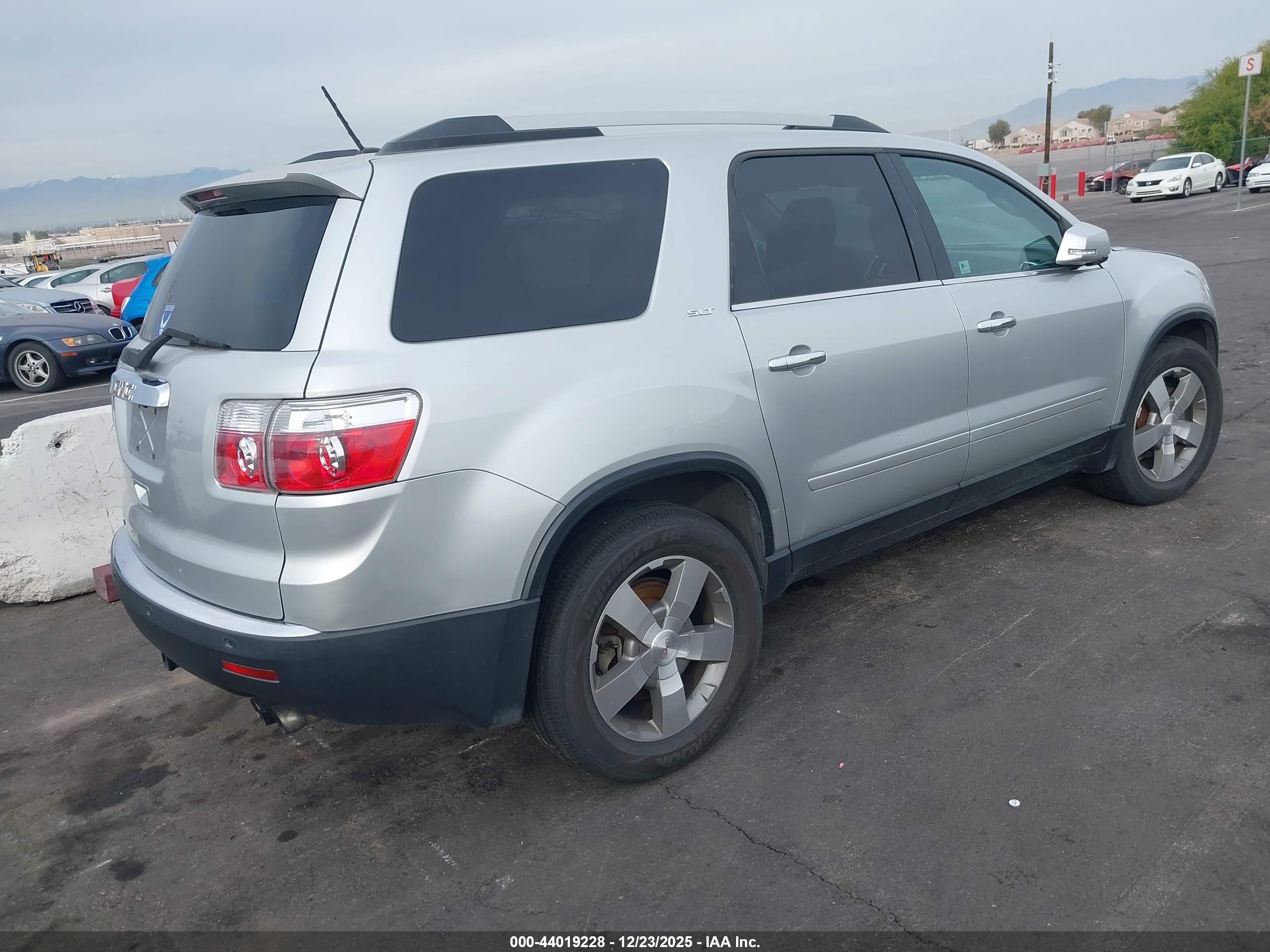 GMC ACADIA image 4