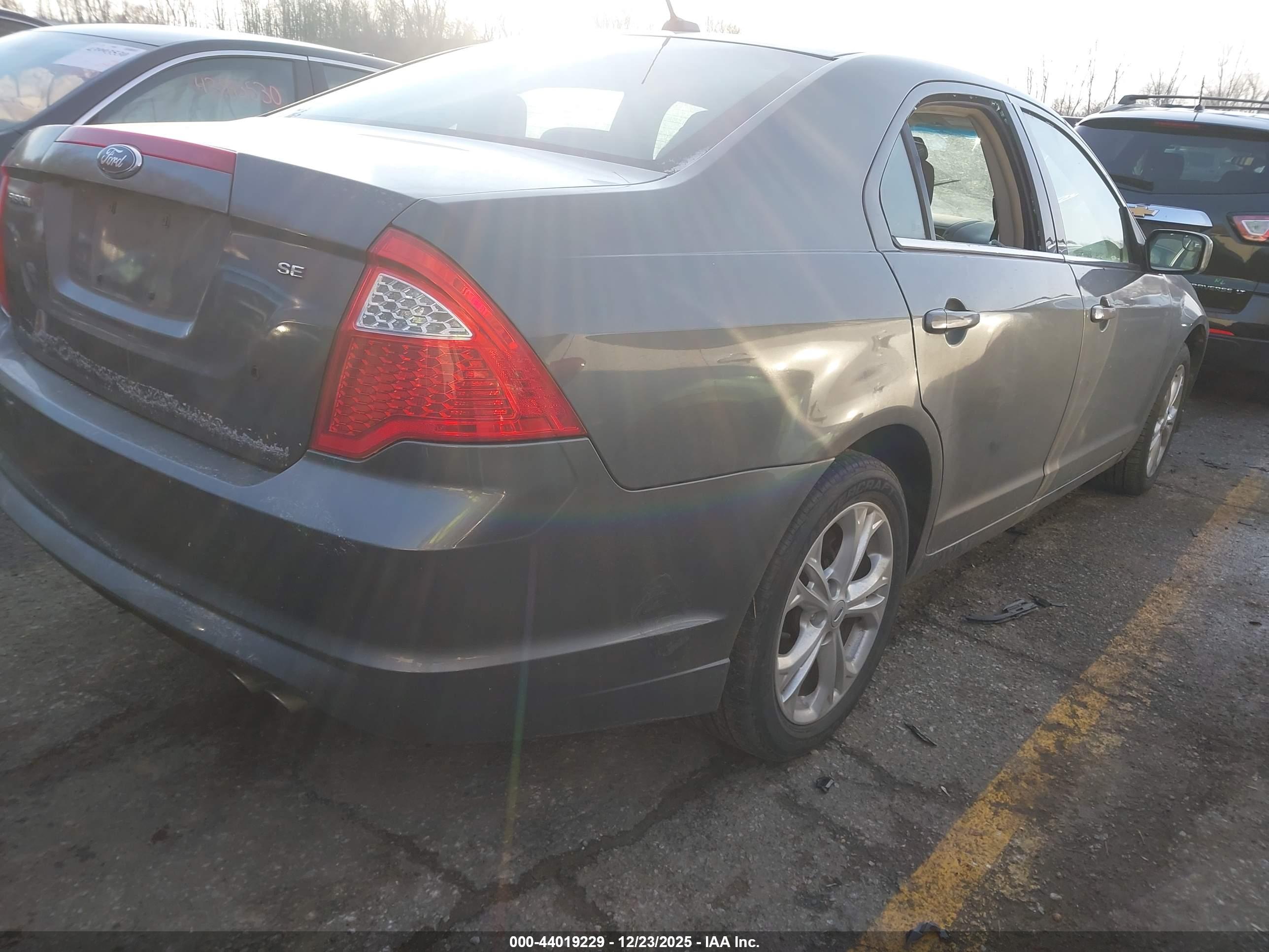 FORD FUSION image 4
