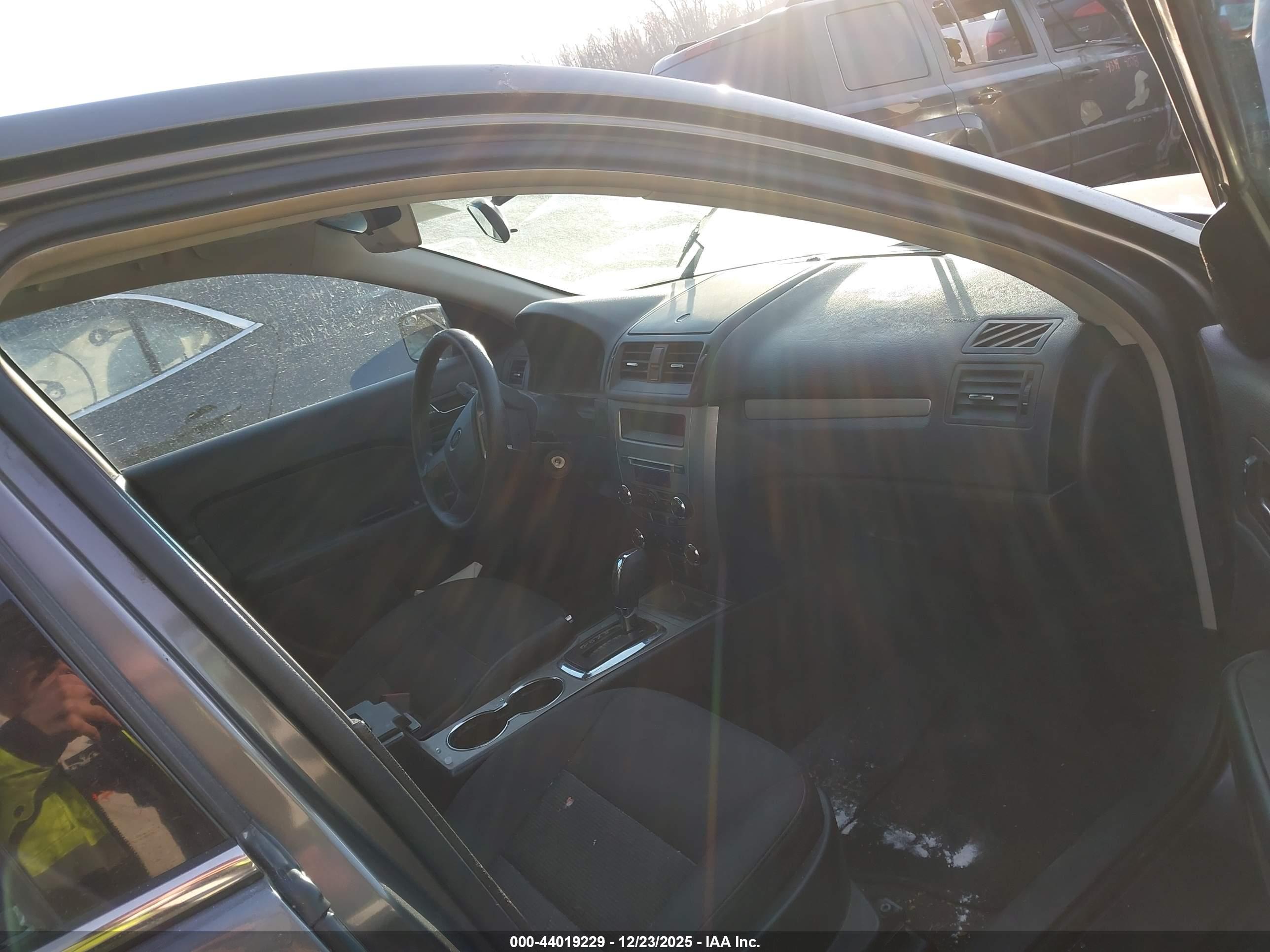 FORD FUSION image 5