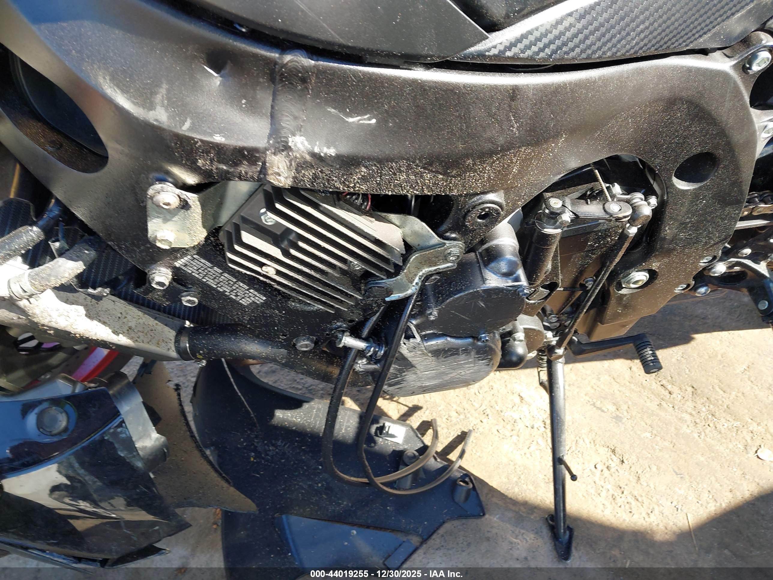 SUZUKI GSX-R750 image 9