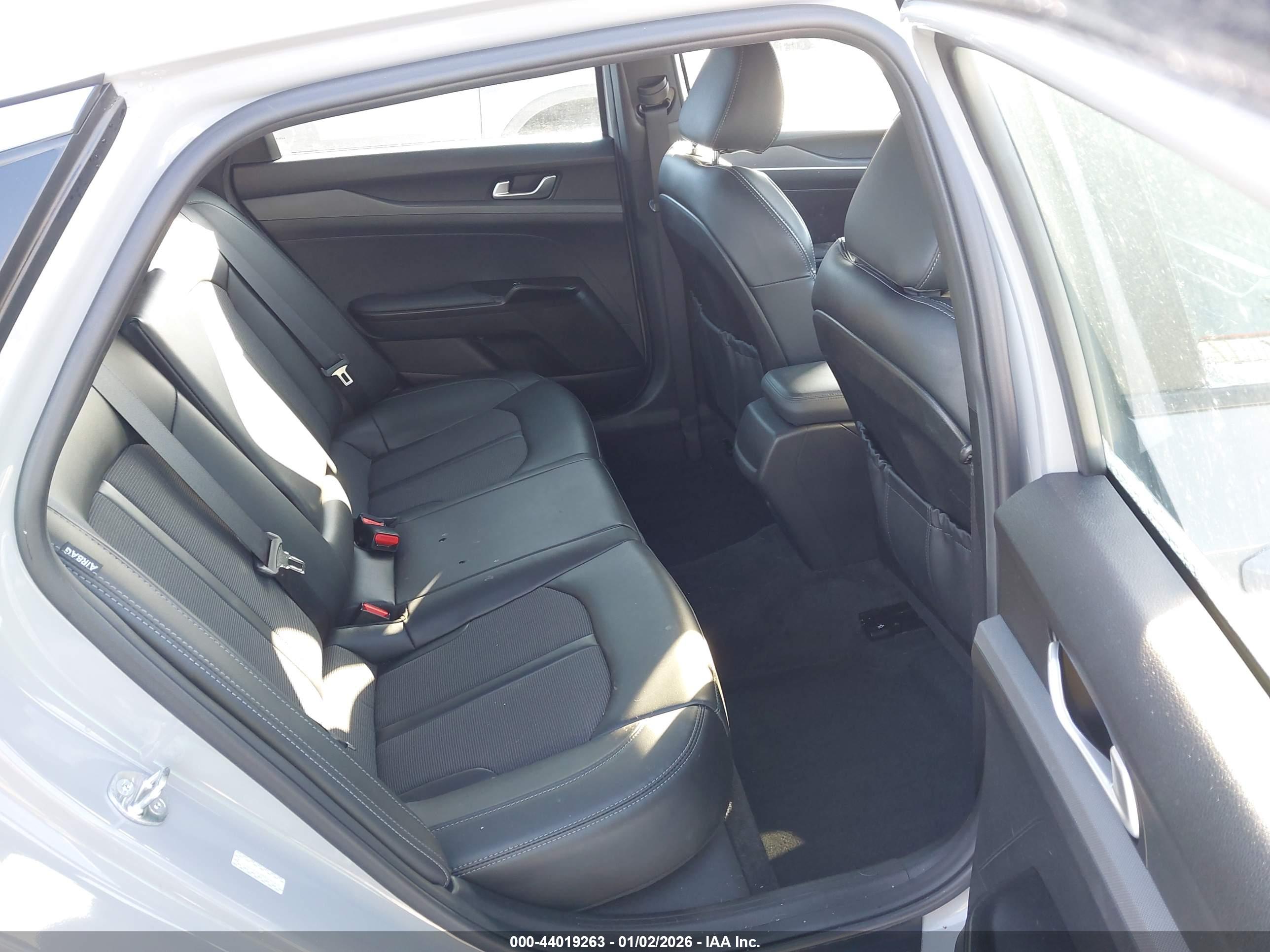 KIA K5 image 8