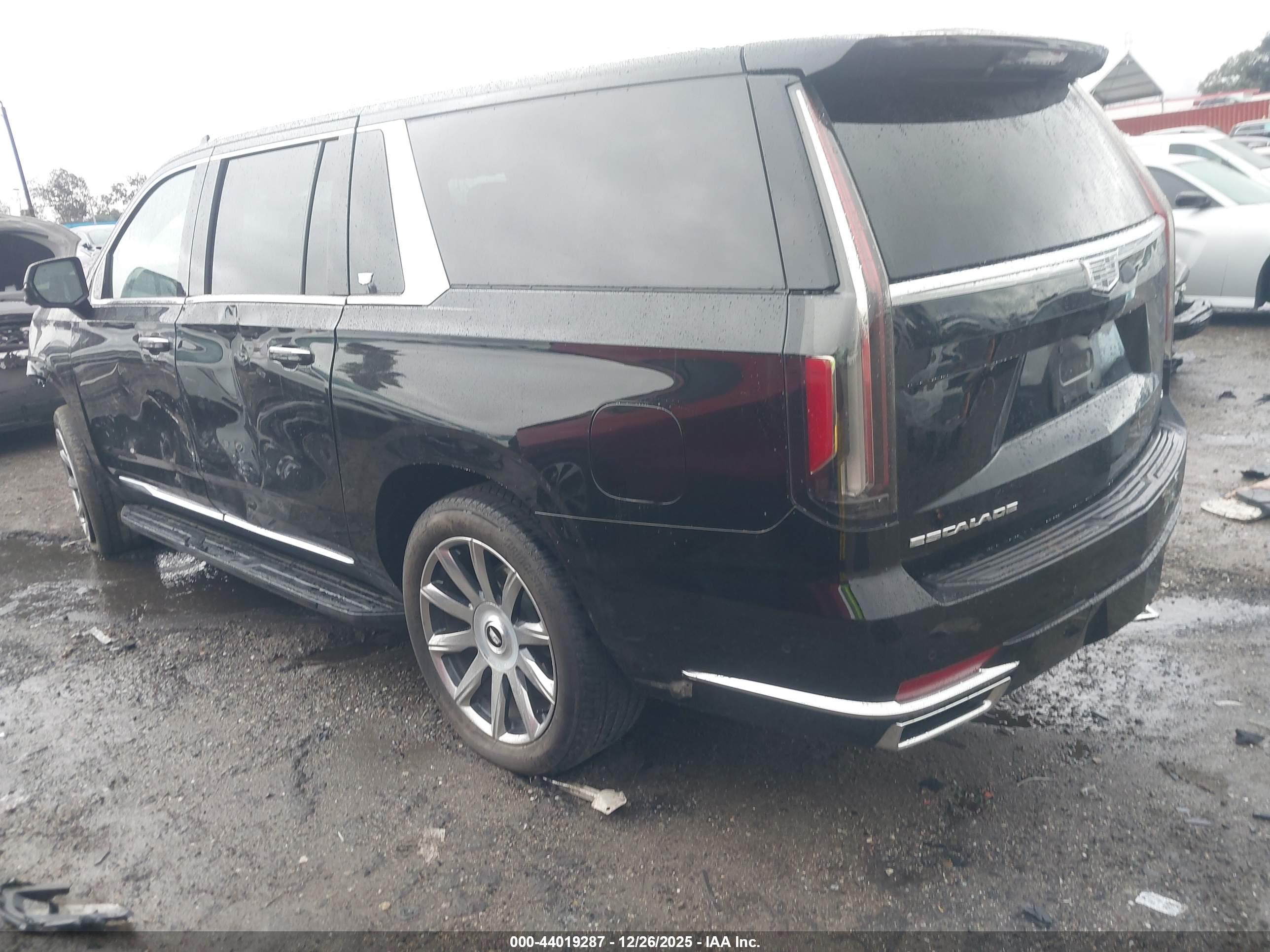 CADILLAC ESCALADE image 3