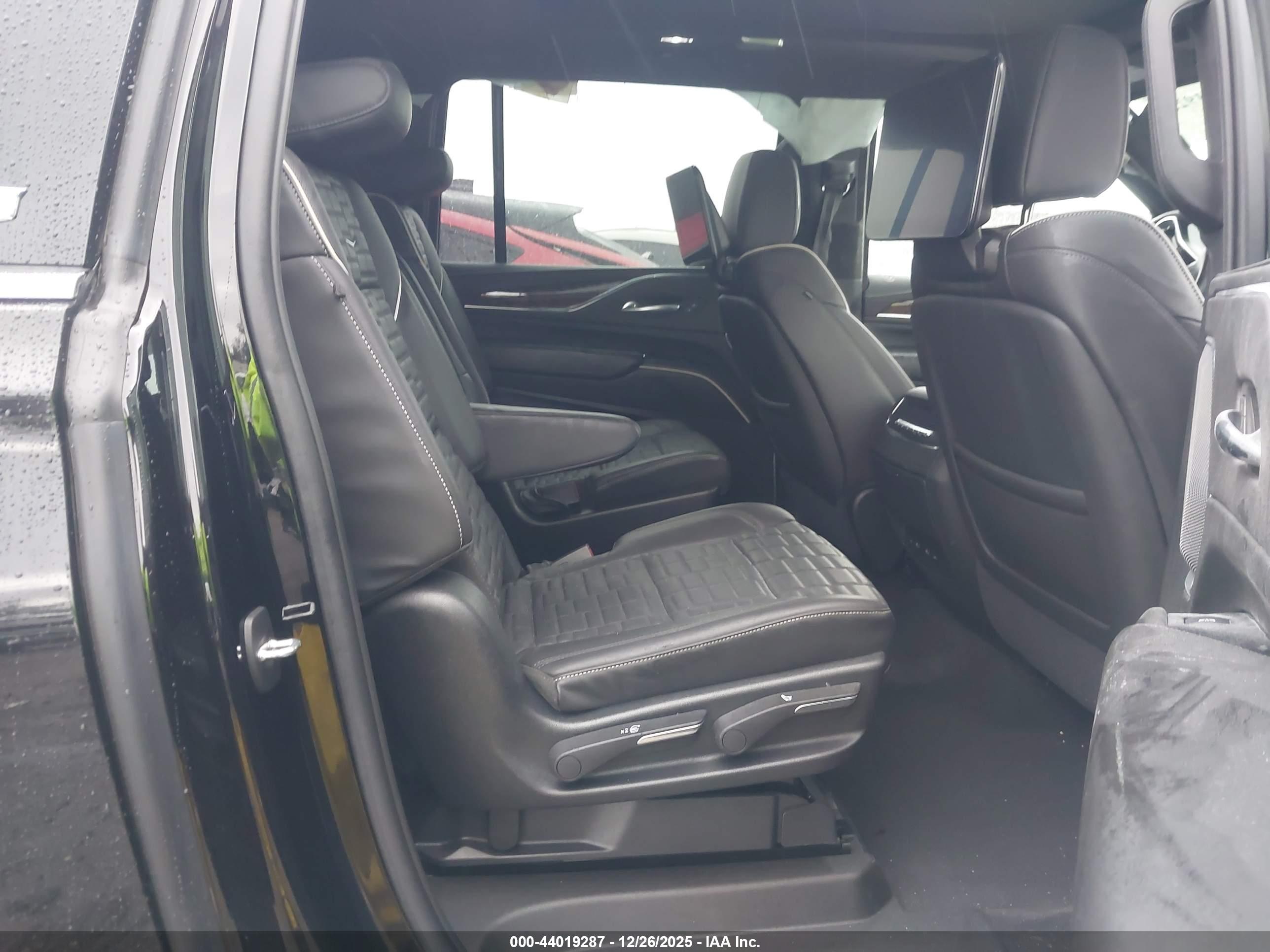 CADILLAC ESCALADE image 8