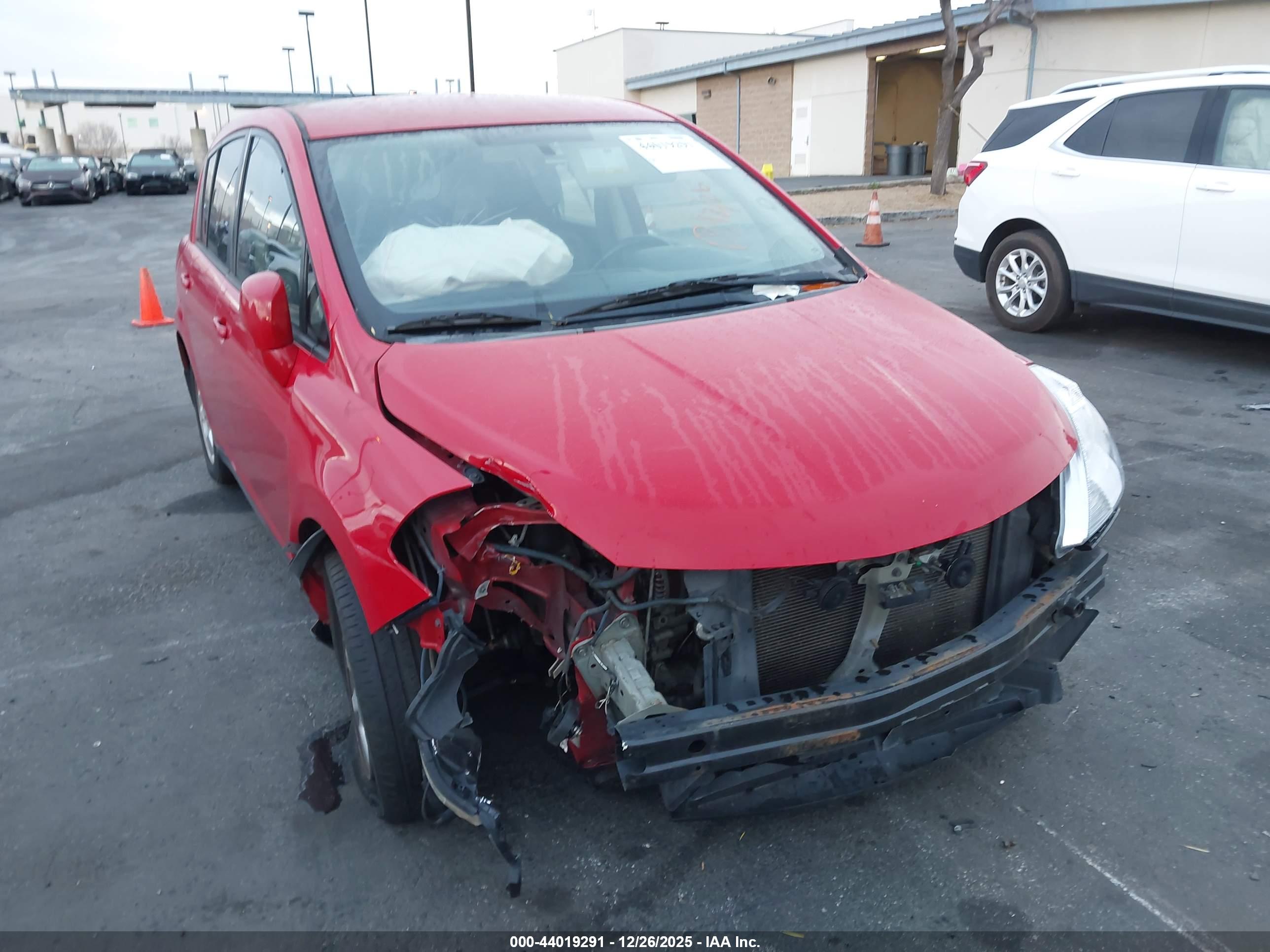 NISSAN VERSA image 6