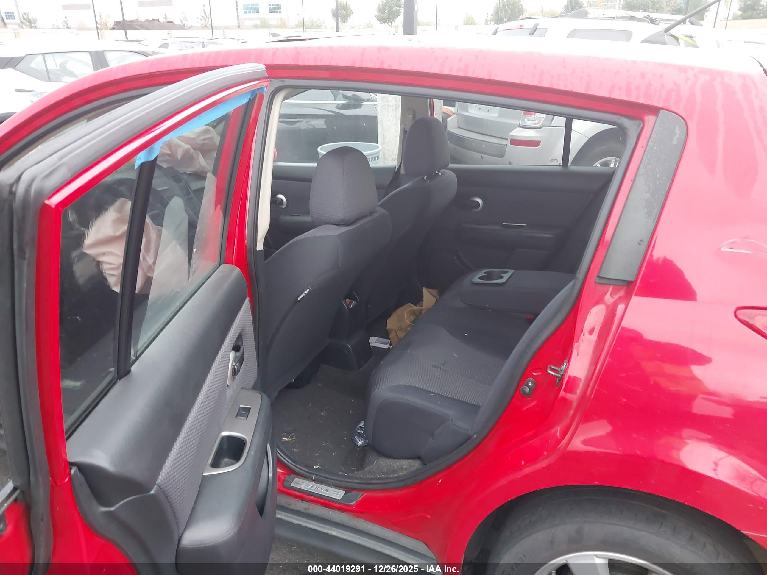 NISSAN VERSA image 8