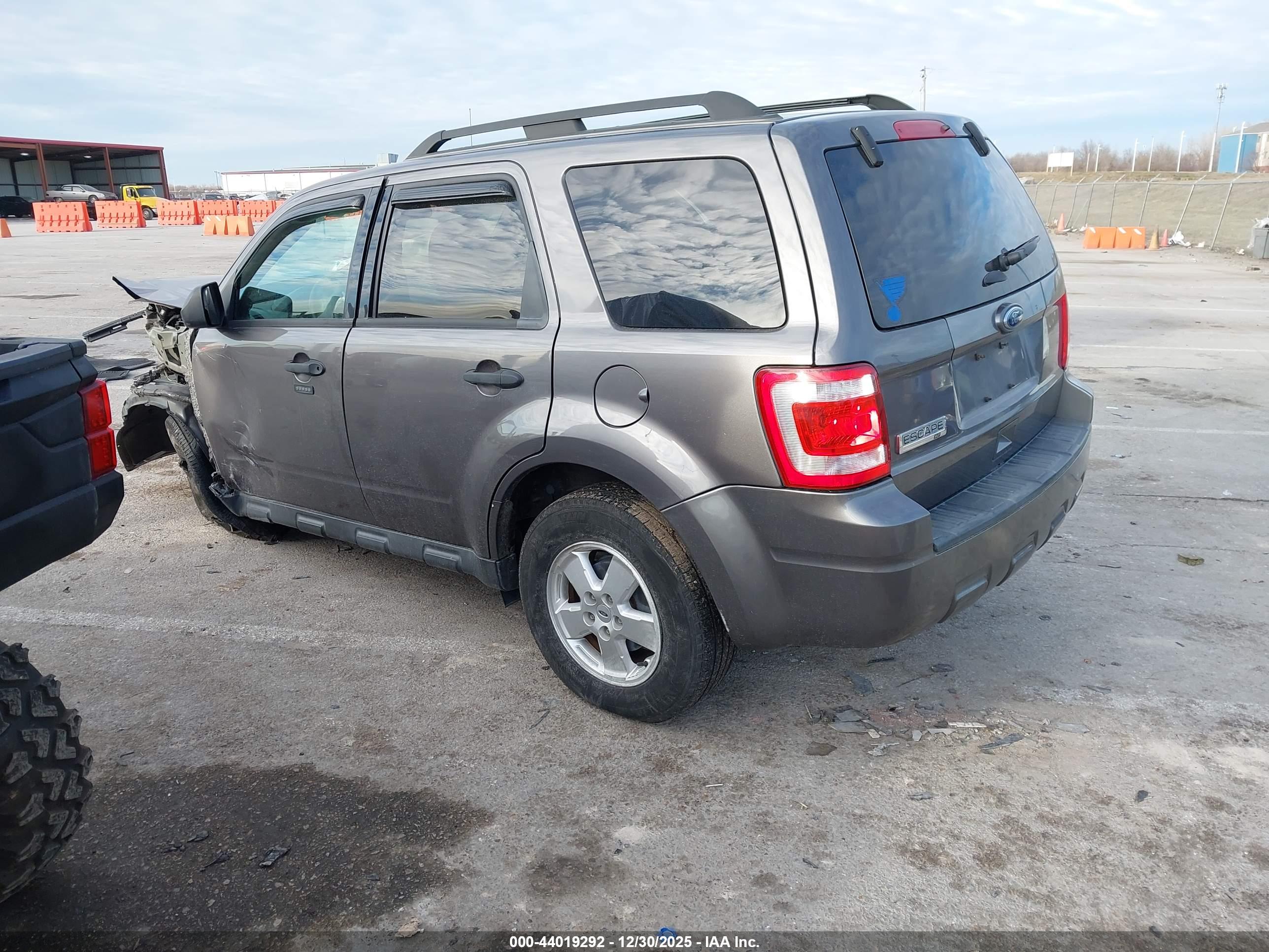 FORD ESCAPE image 3