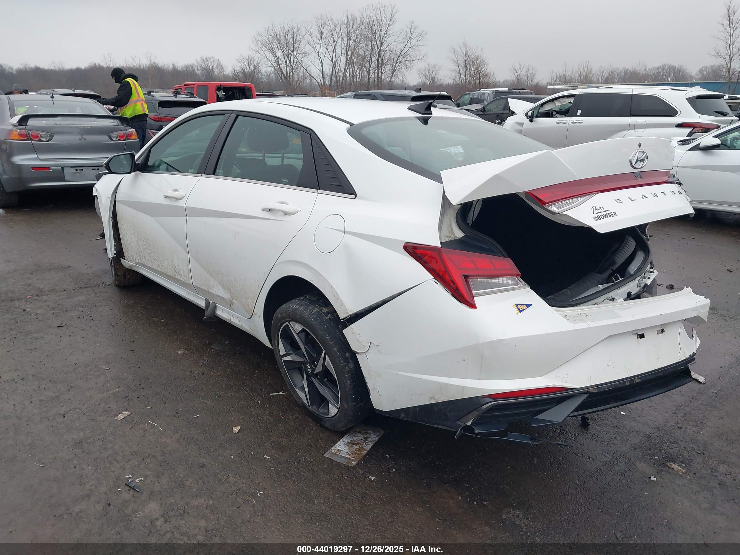 HYUNDAI ELANTRA image 3