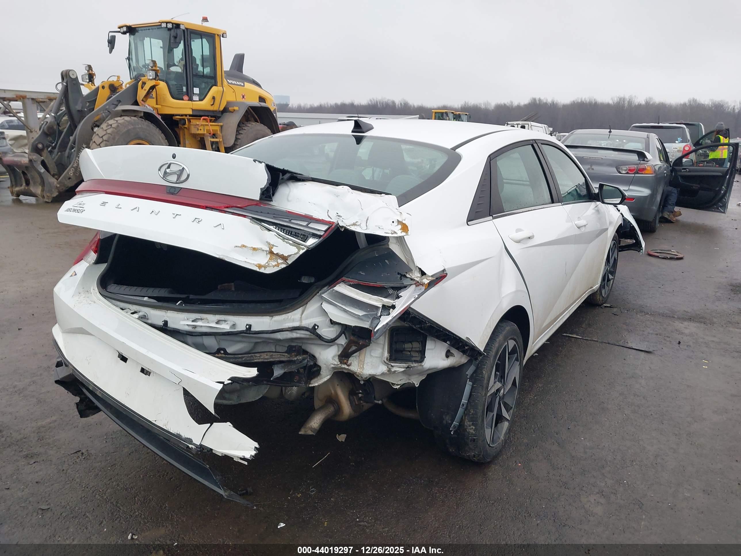 HYUNDAI ELANTRA image 4