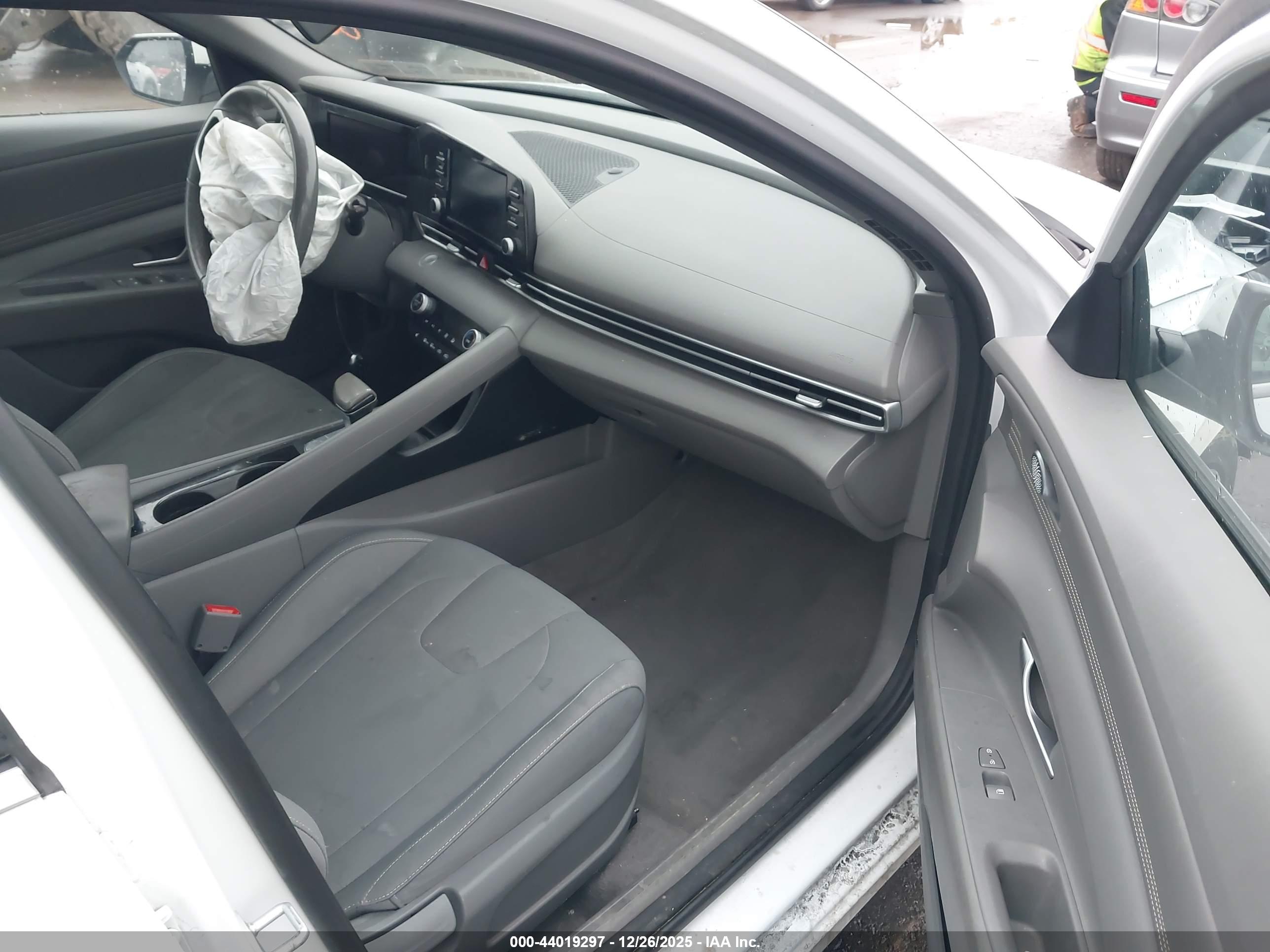 HYUNDAI ELANTRA image 5