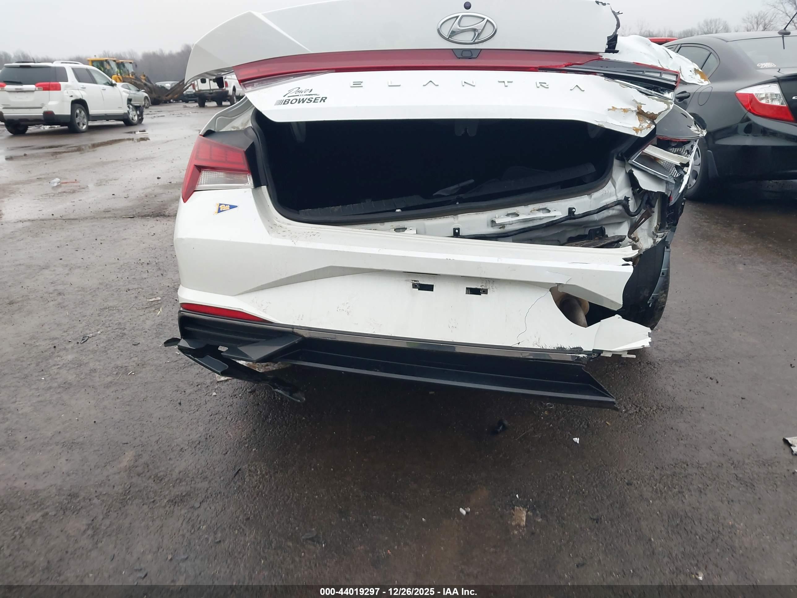 HYUNDAI ELANTRA image 6
