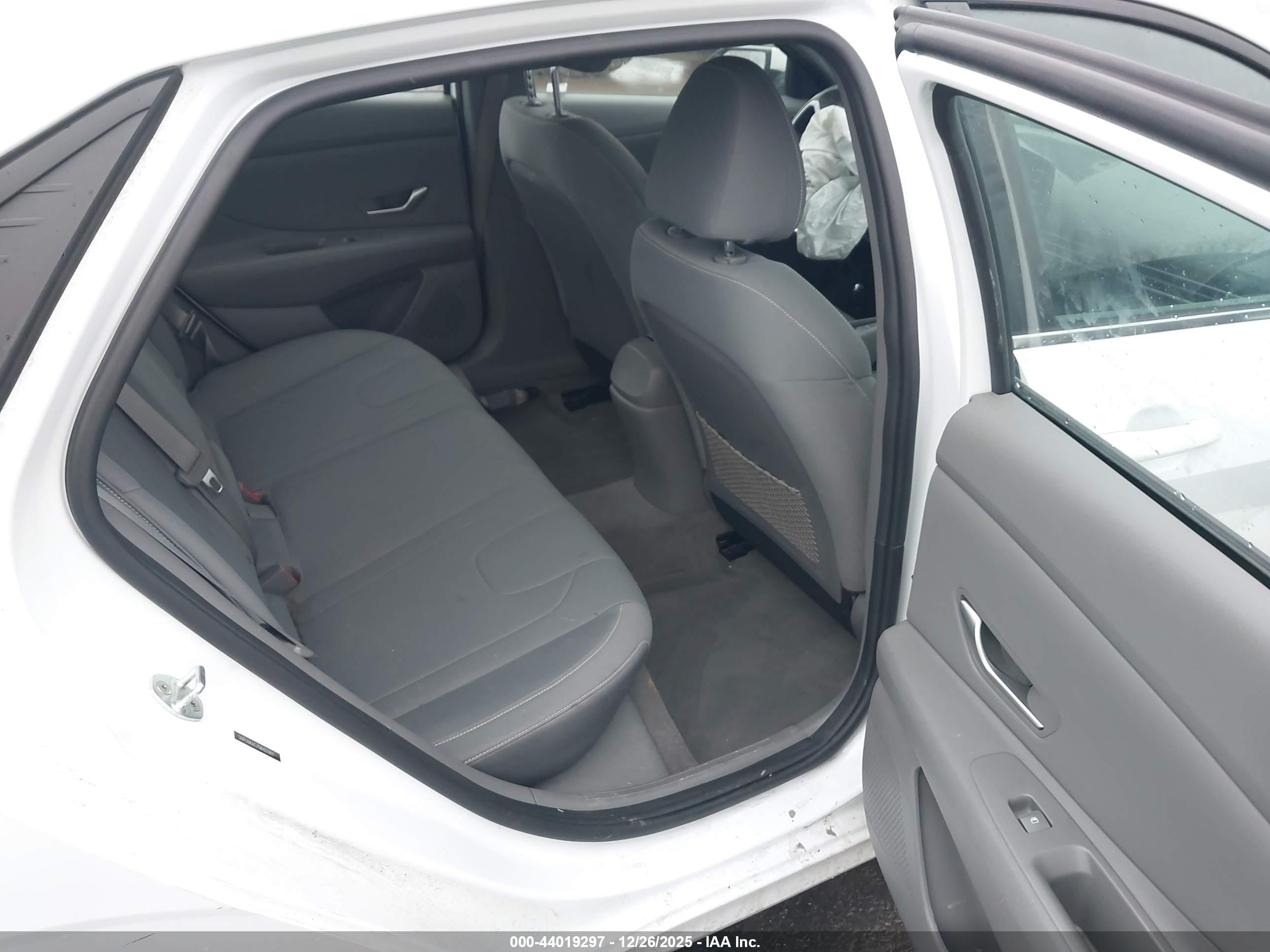 HYUNDAI ELANTRA image 8