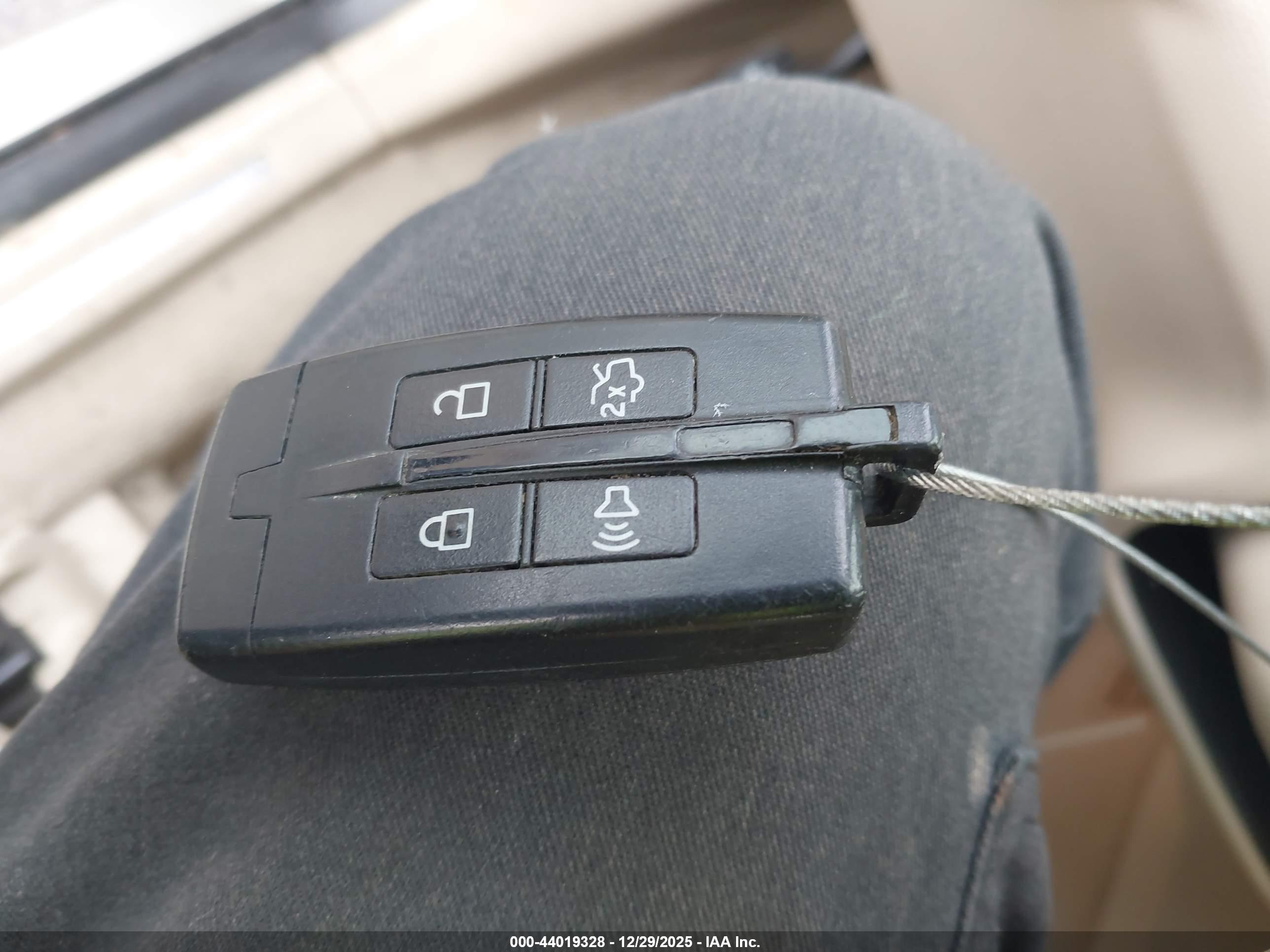 LINCOLN MKS image 11
