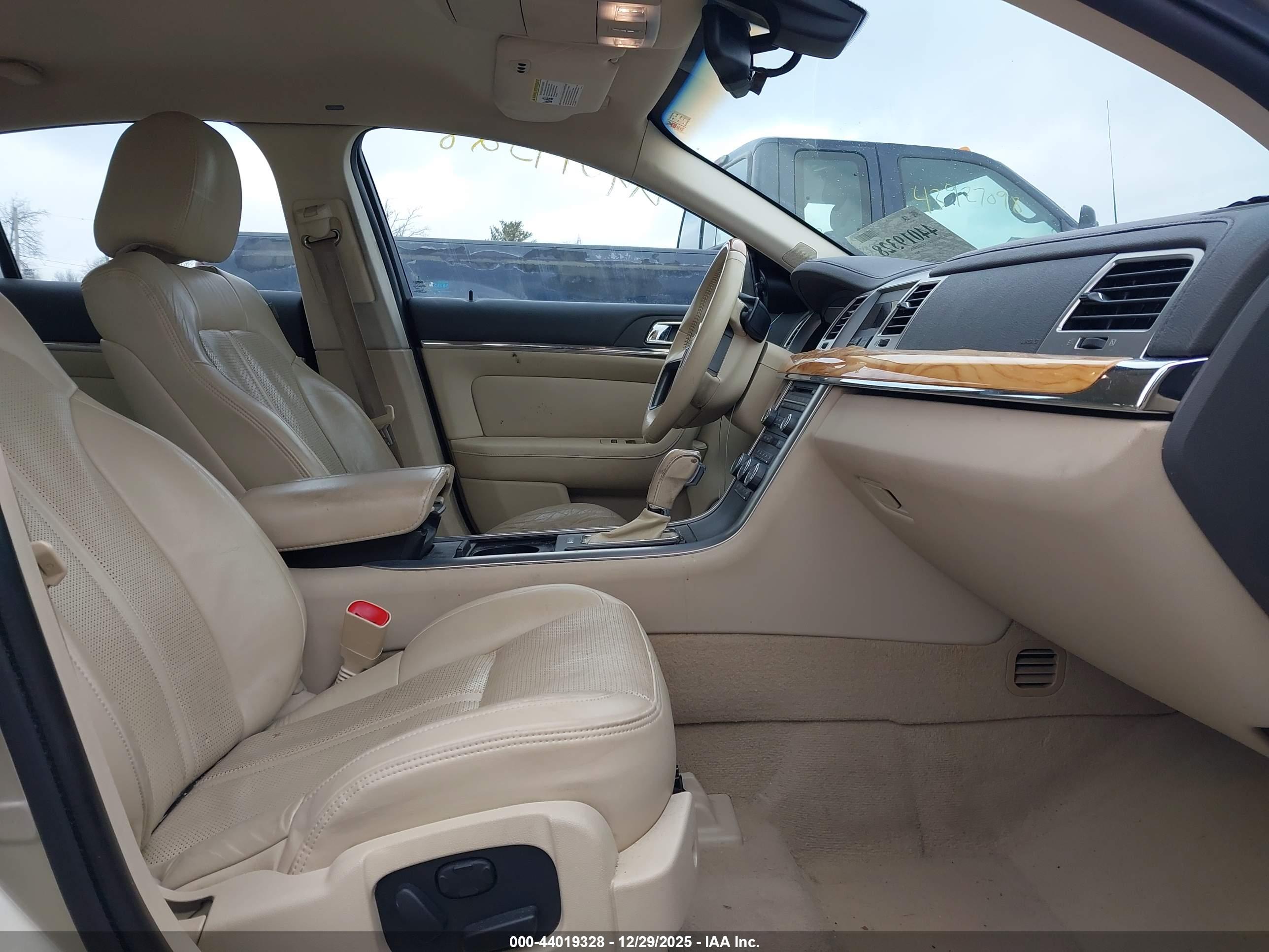 LINCOLN MKS image 5
