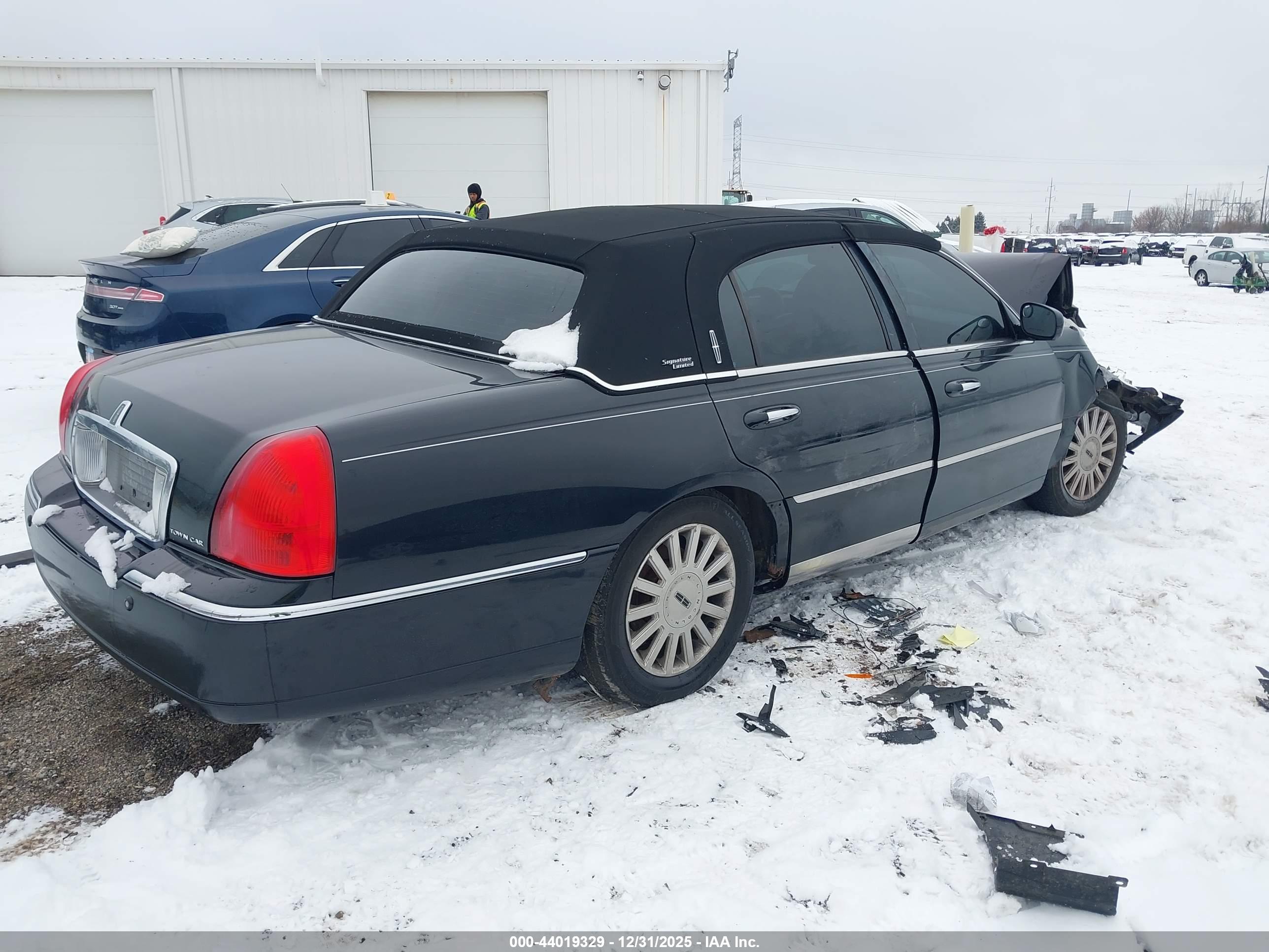 LINCOLN TOWN image 4