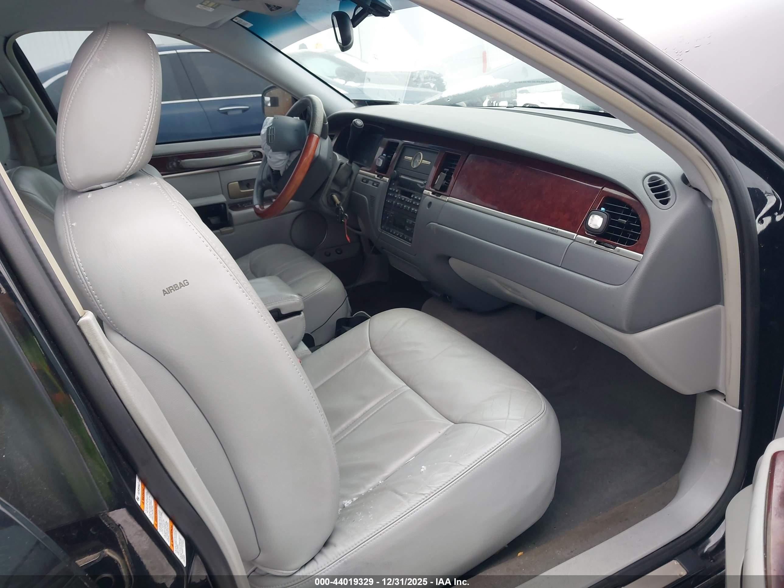 LINCOLN TOWN image 5
