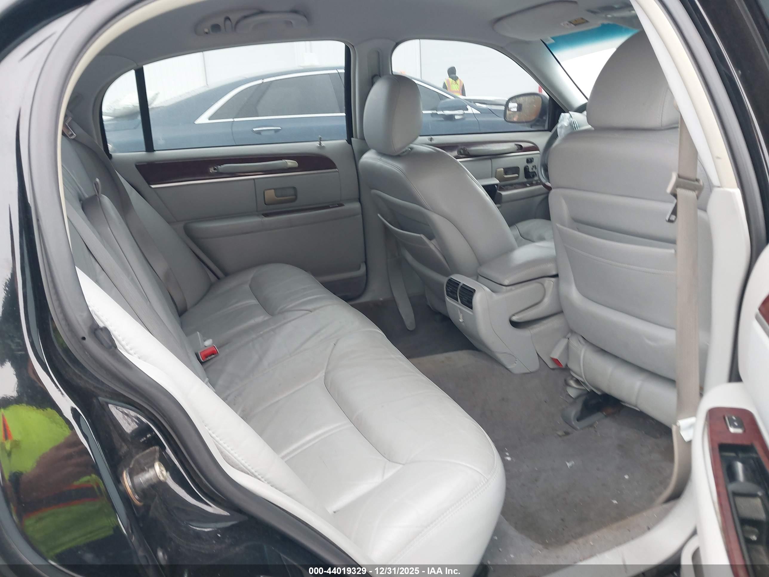 LINCOLN TOWN image 8
