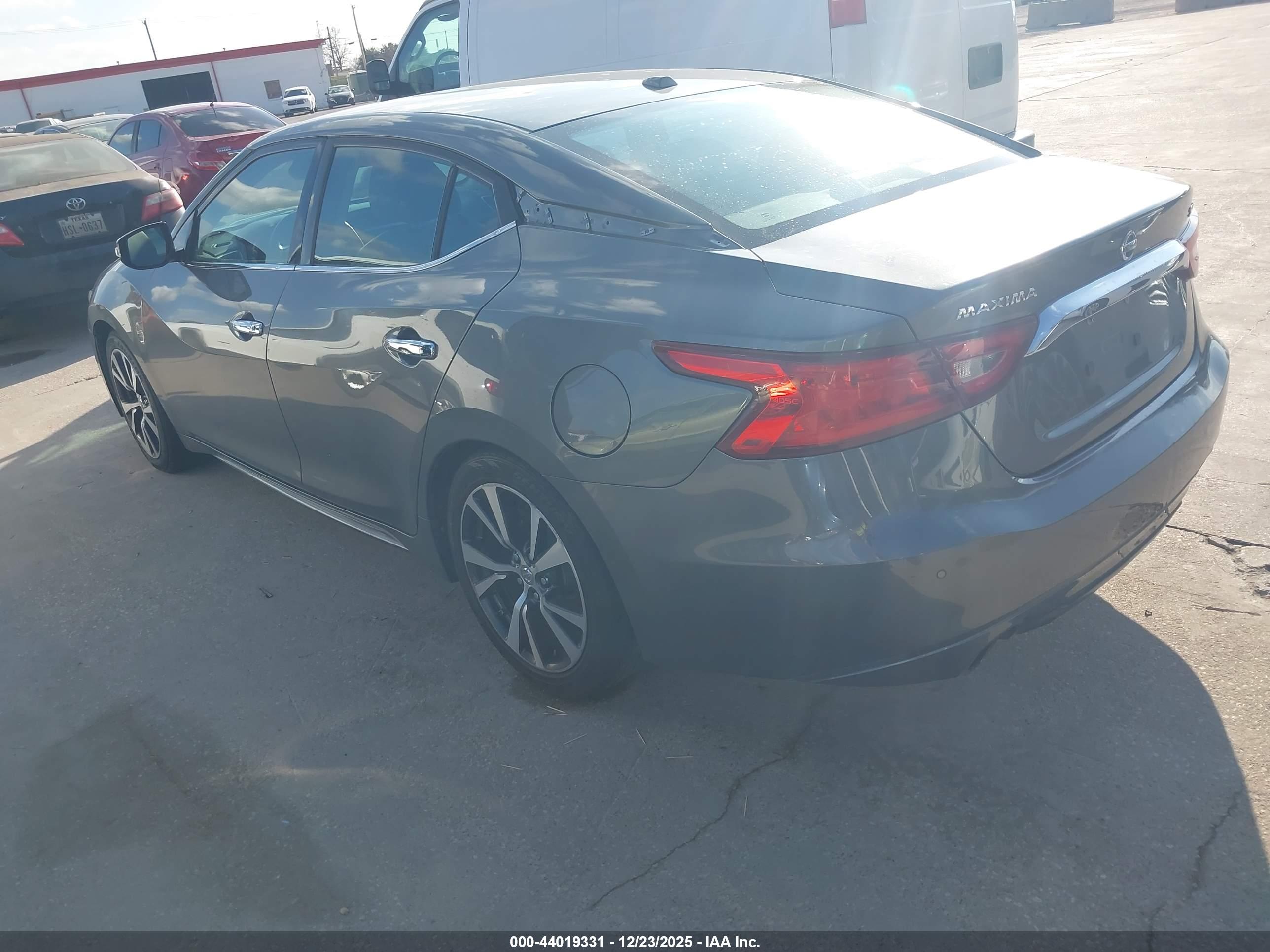 NISSAN MAXIMA image 3