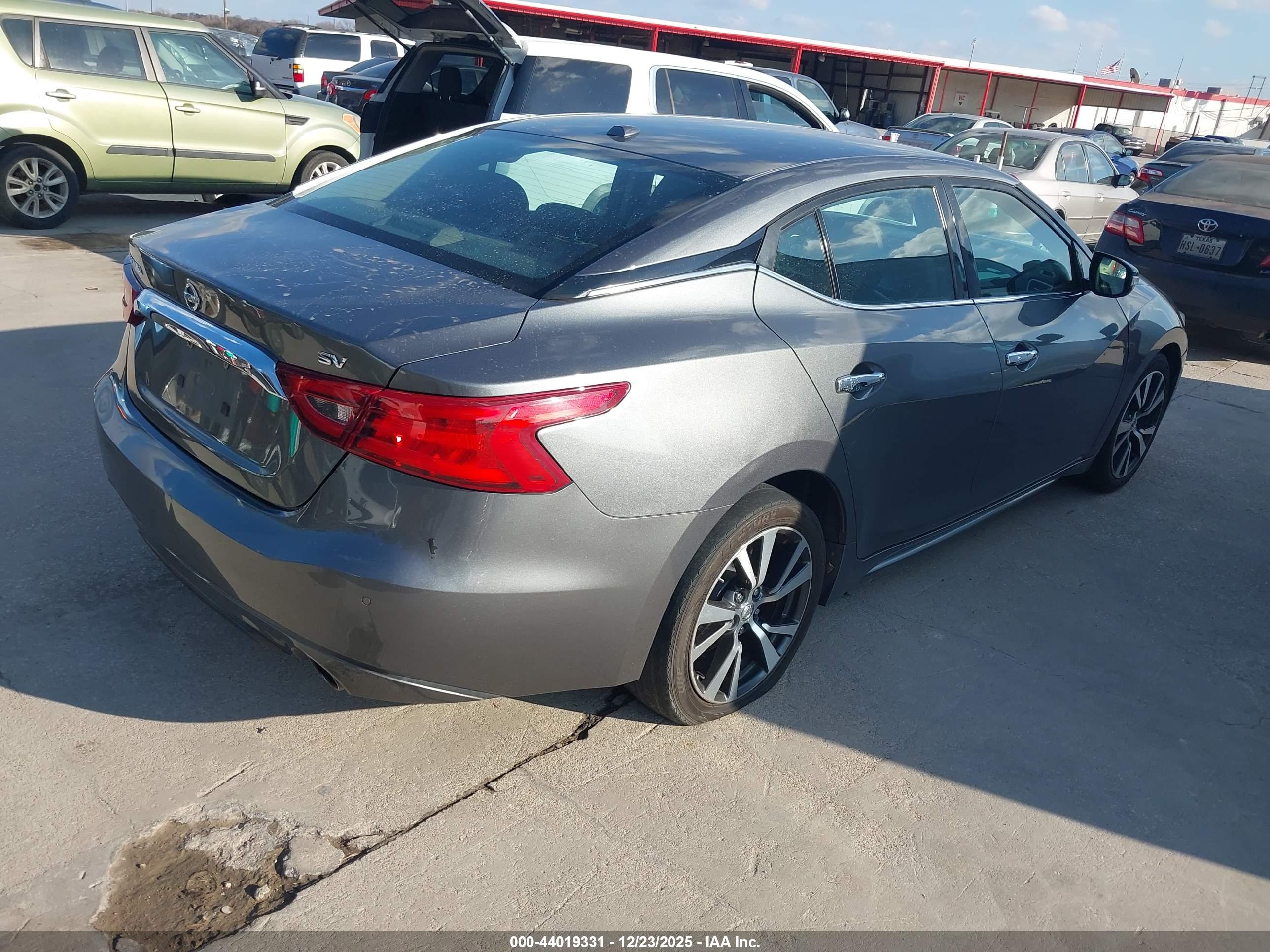 NISSAN MAXIMA image 4