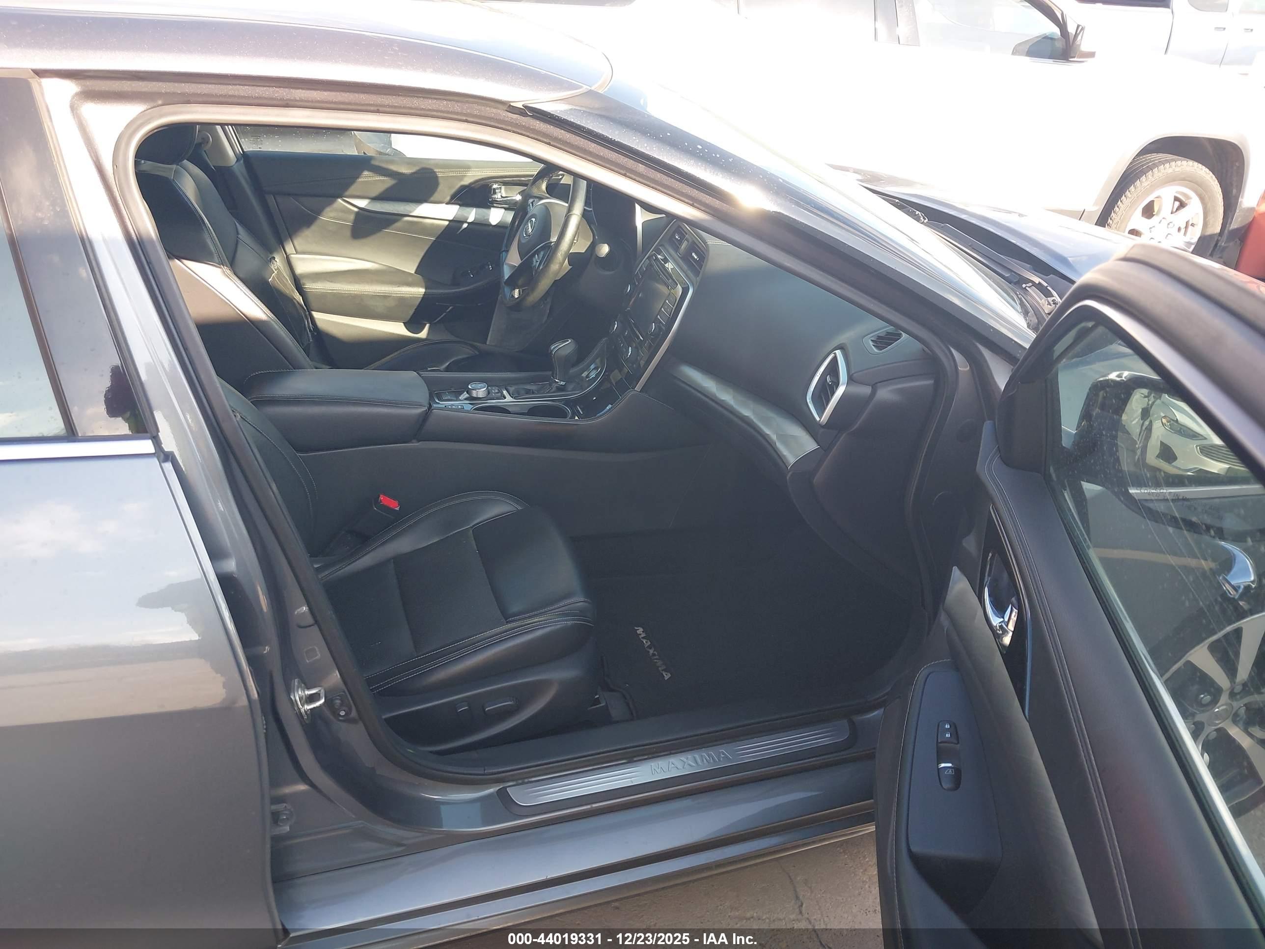 NISSAN MAXIMA image 5