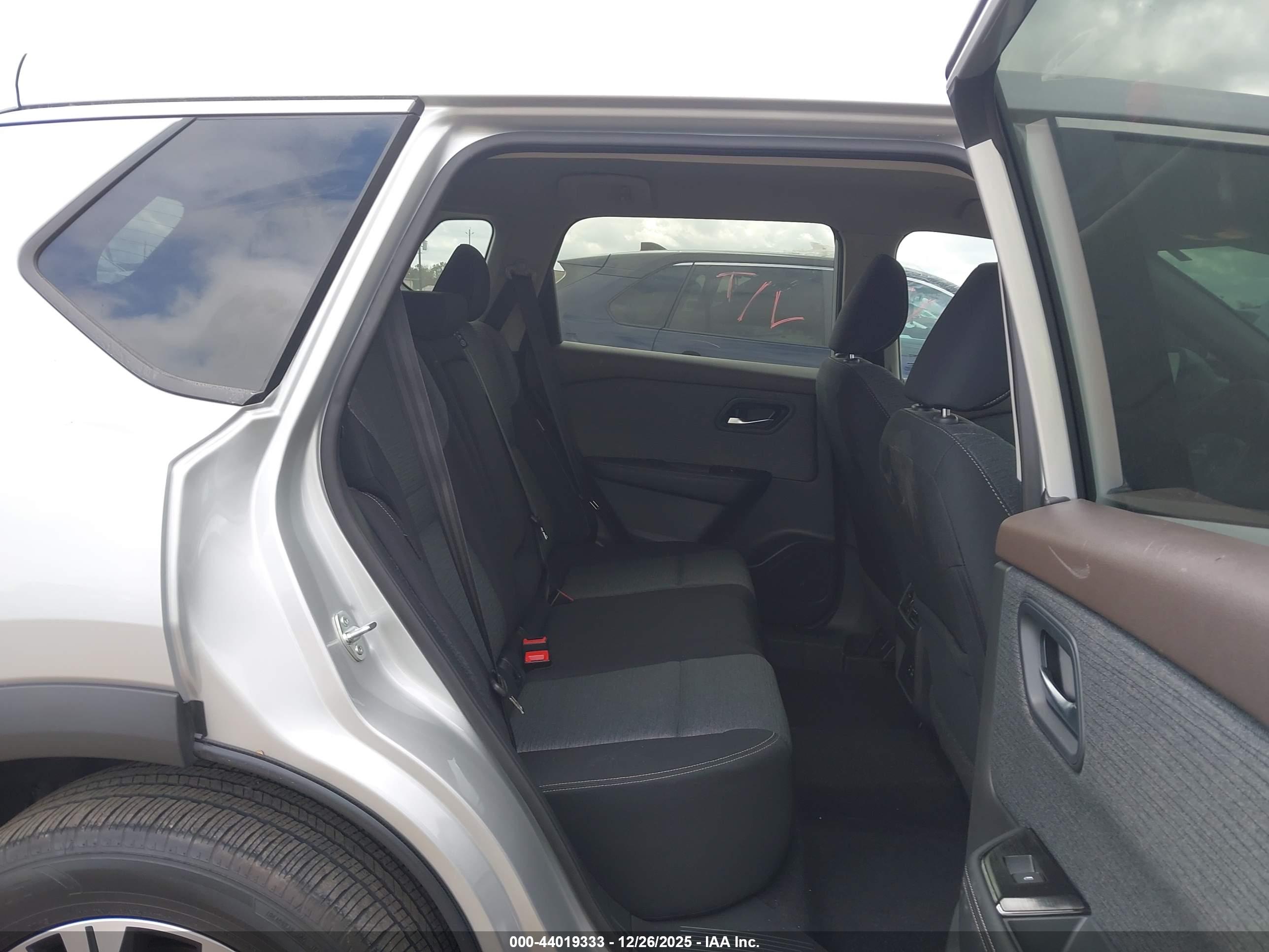 NISSAN ROGUE image 8