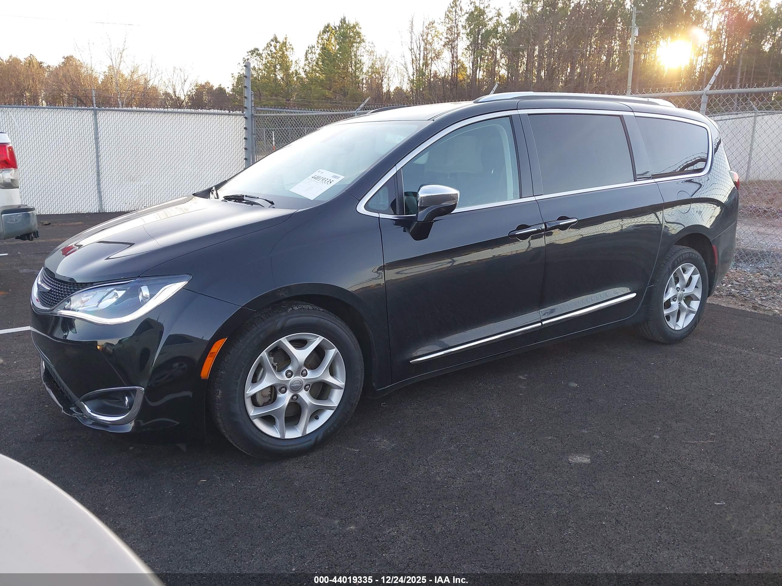 CHRYSLER PACIFICA image 2