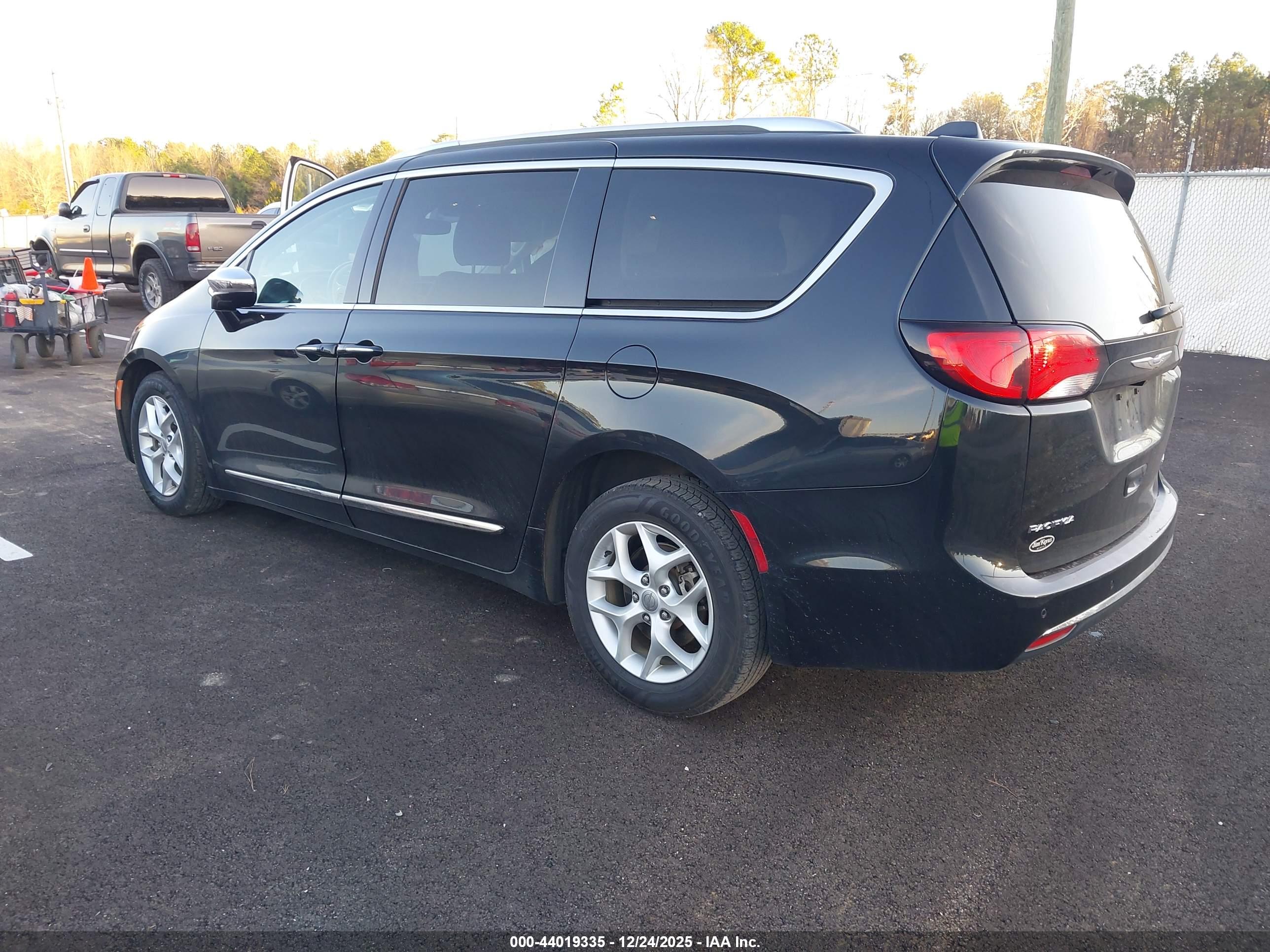 CHRYSLER PACIFICA image 3