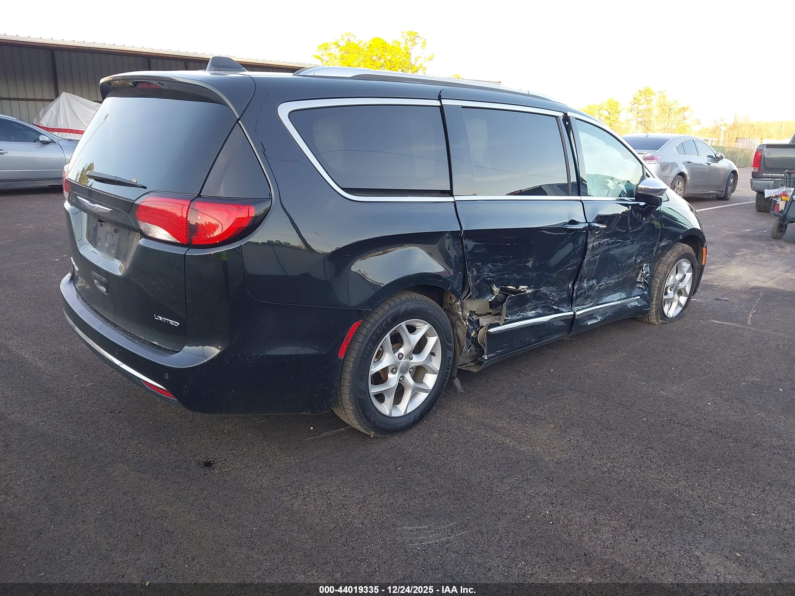 CHRYSLER PACIFICA image 4