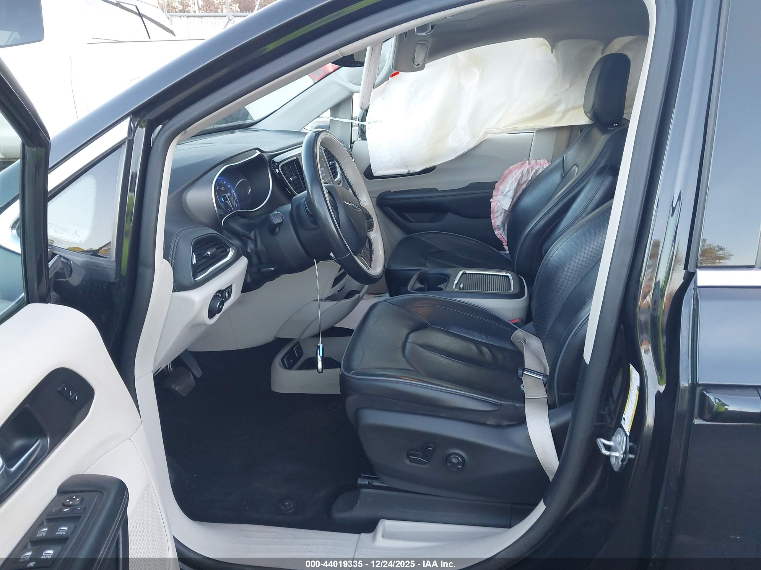 CHRYSLER PACIFICA image 5