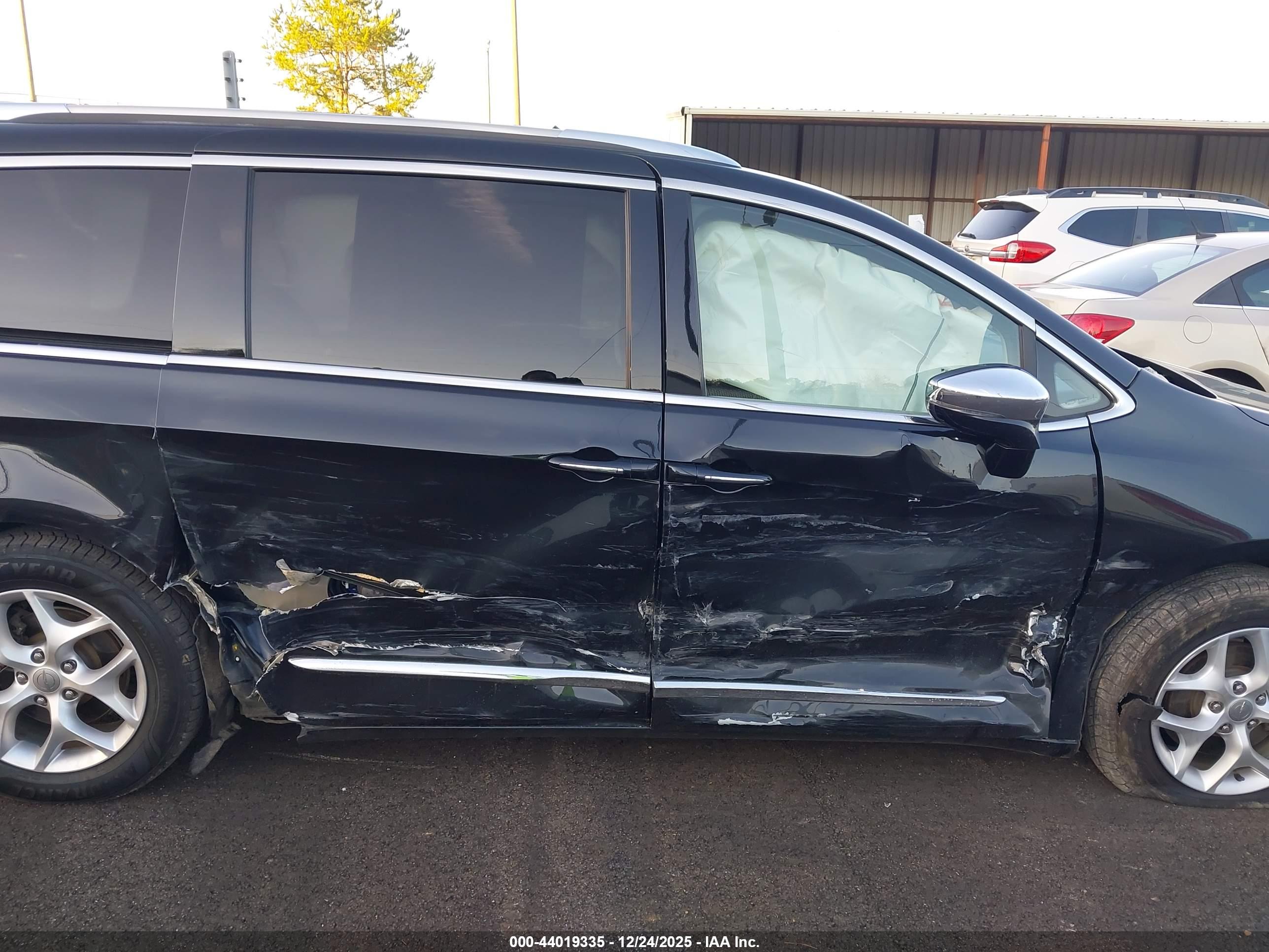 CHRYSLER PACIFICA image 6