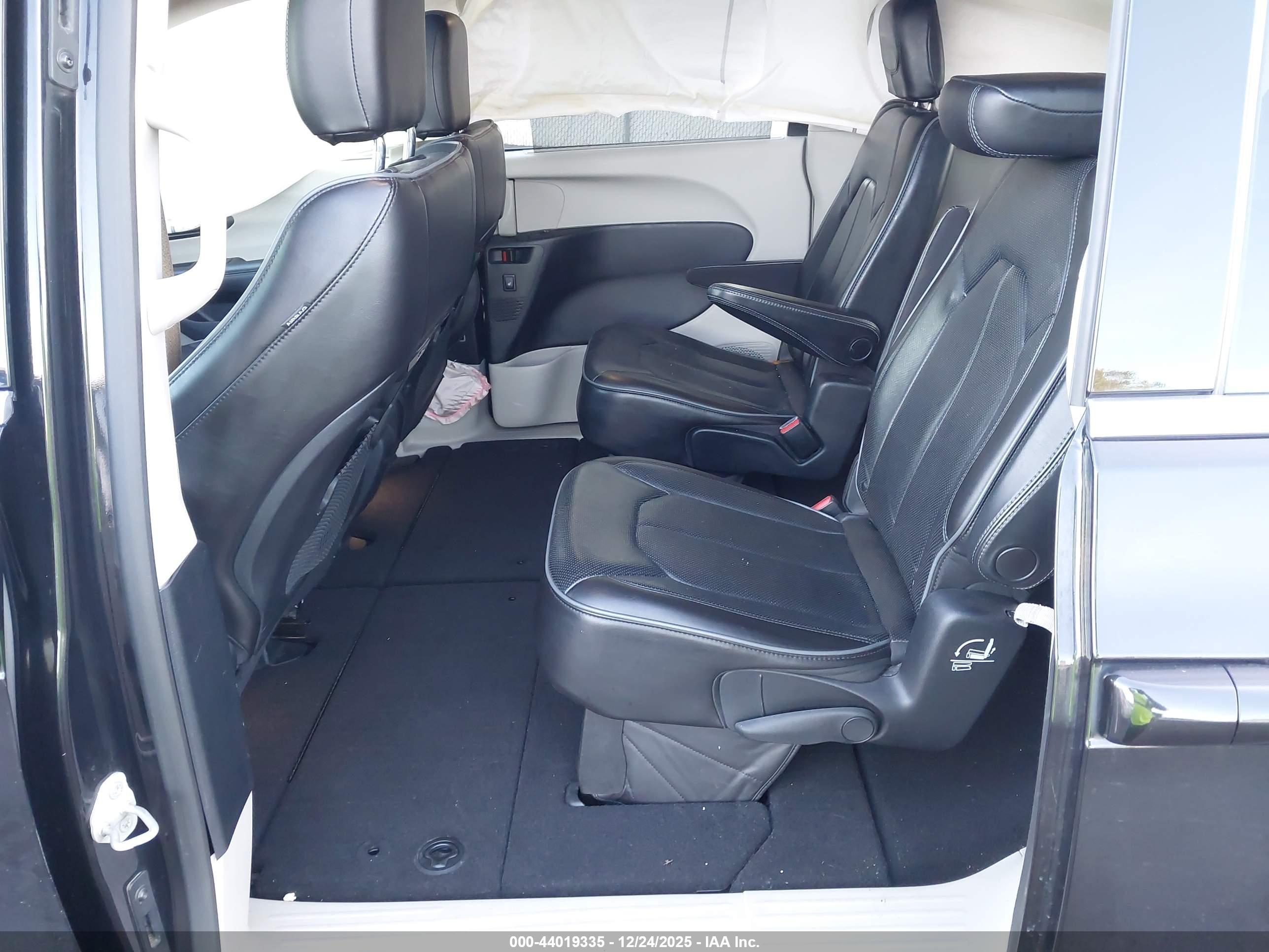 CHRYSLER PACIFICA image 8