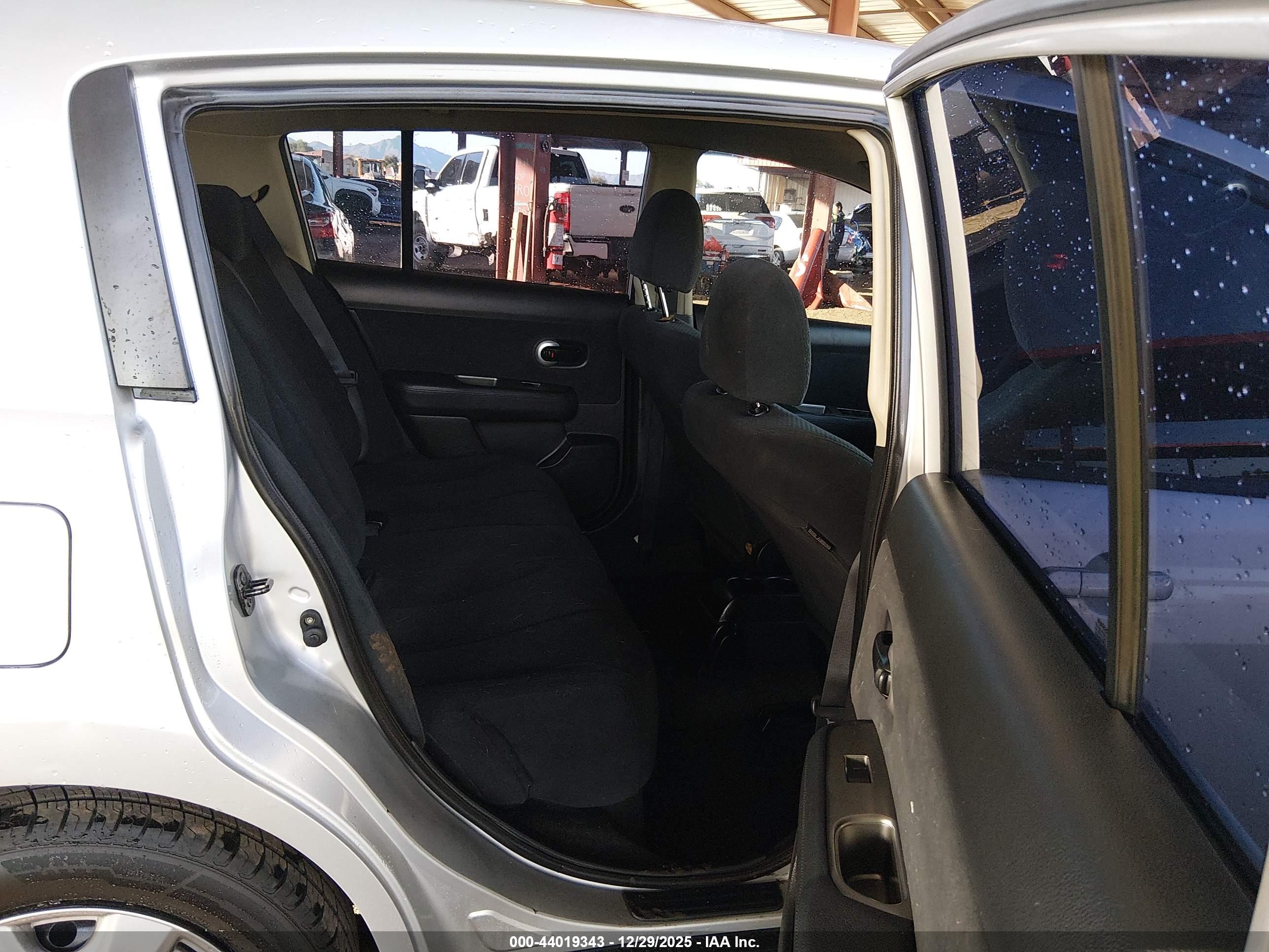 NISSAN VERSA image 8