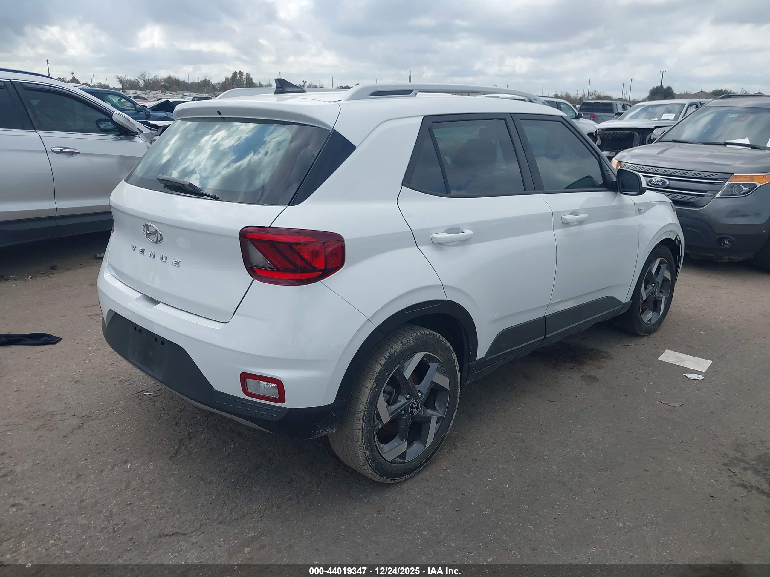 HYUNDAI VENUE image 4
