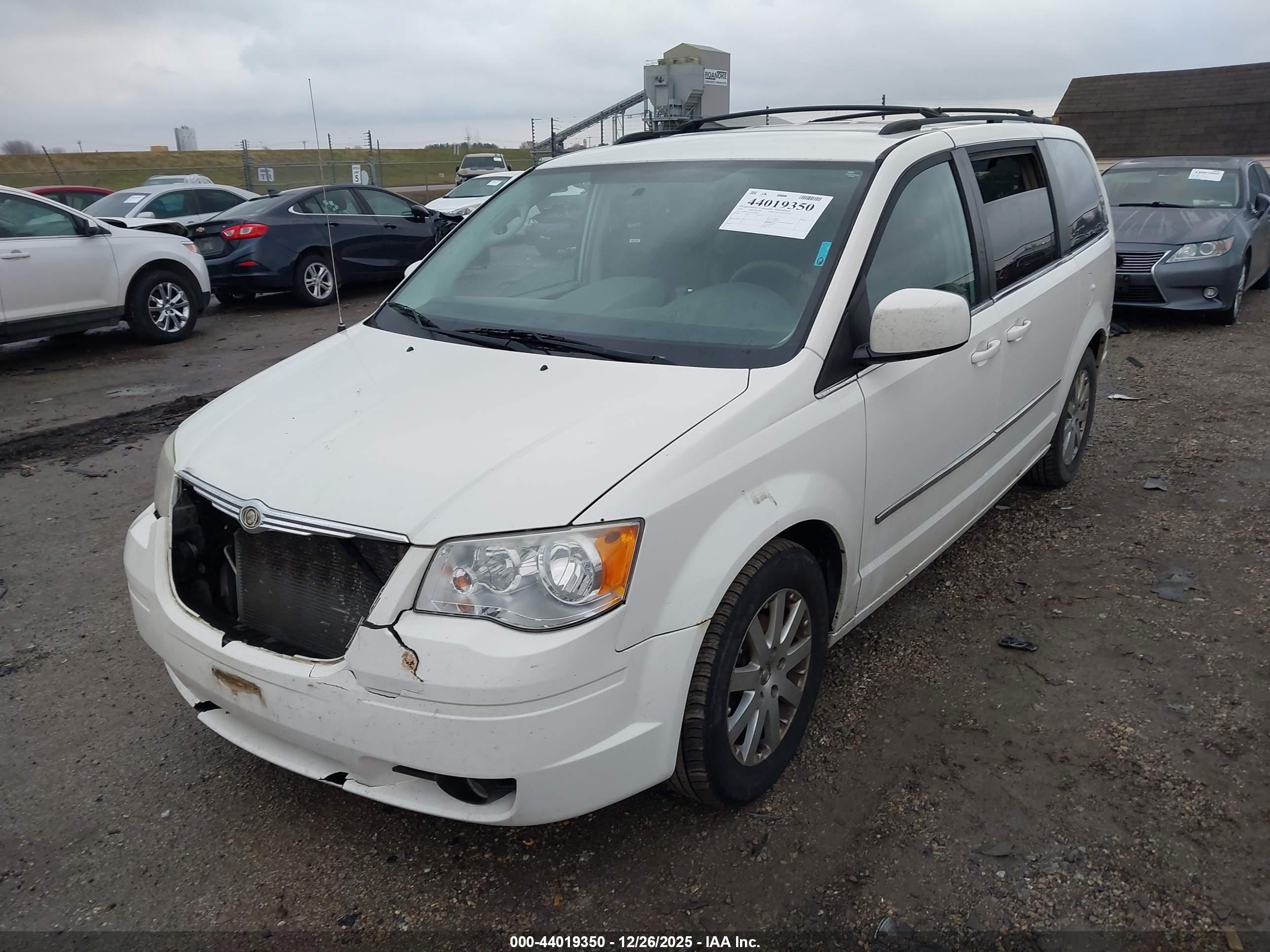 CHRYSLER TOWN image 2