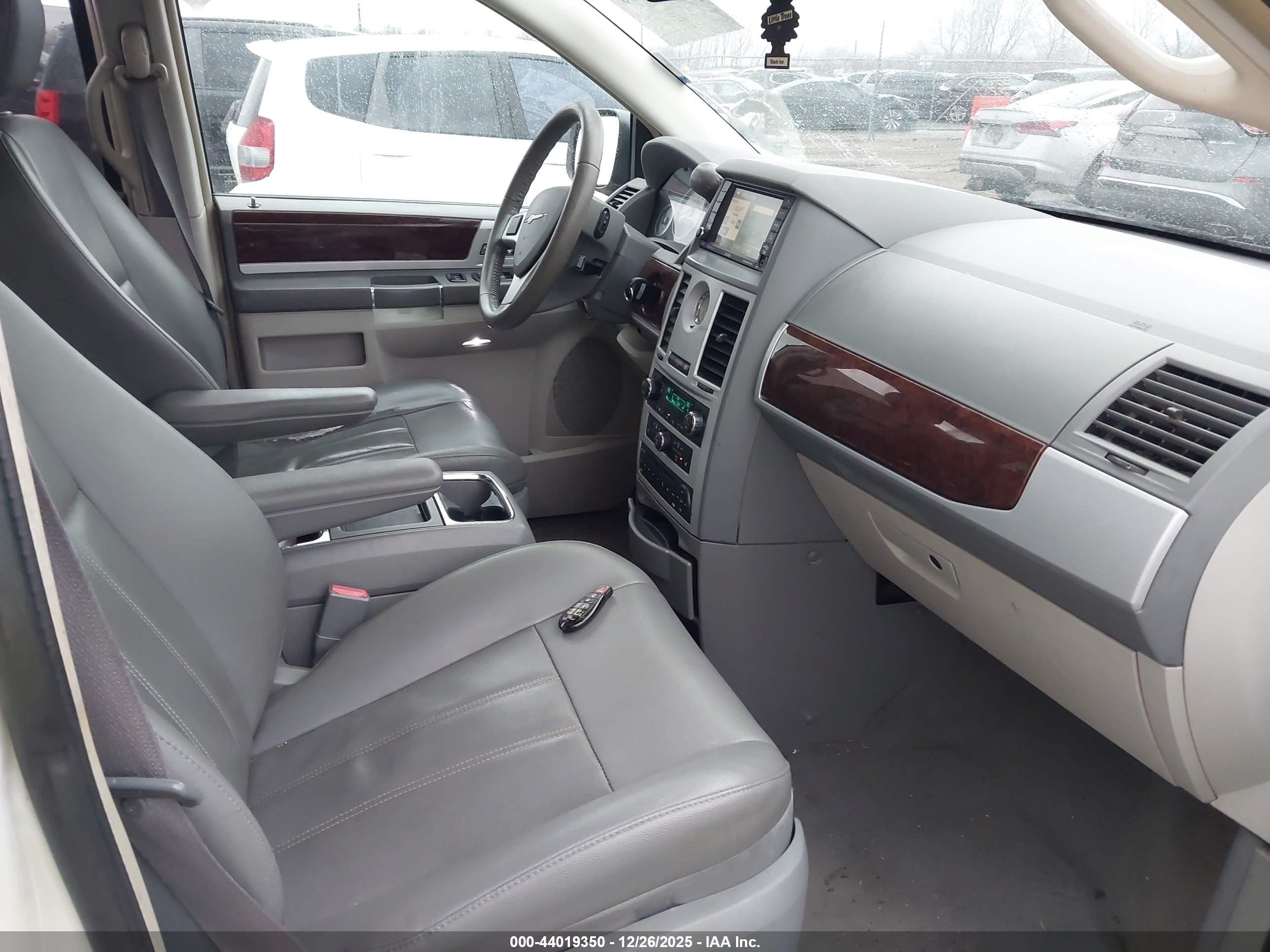 CHRYSLER TOWN image 5