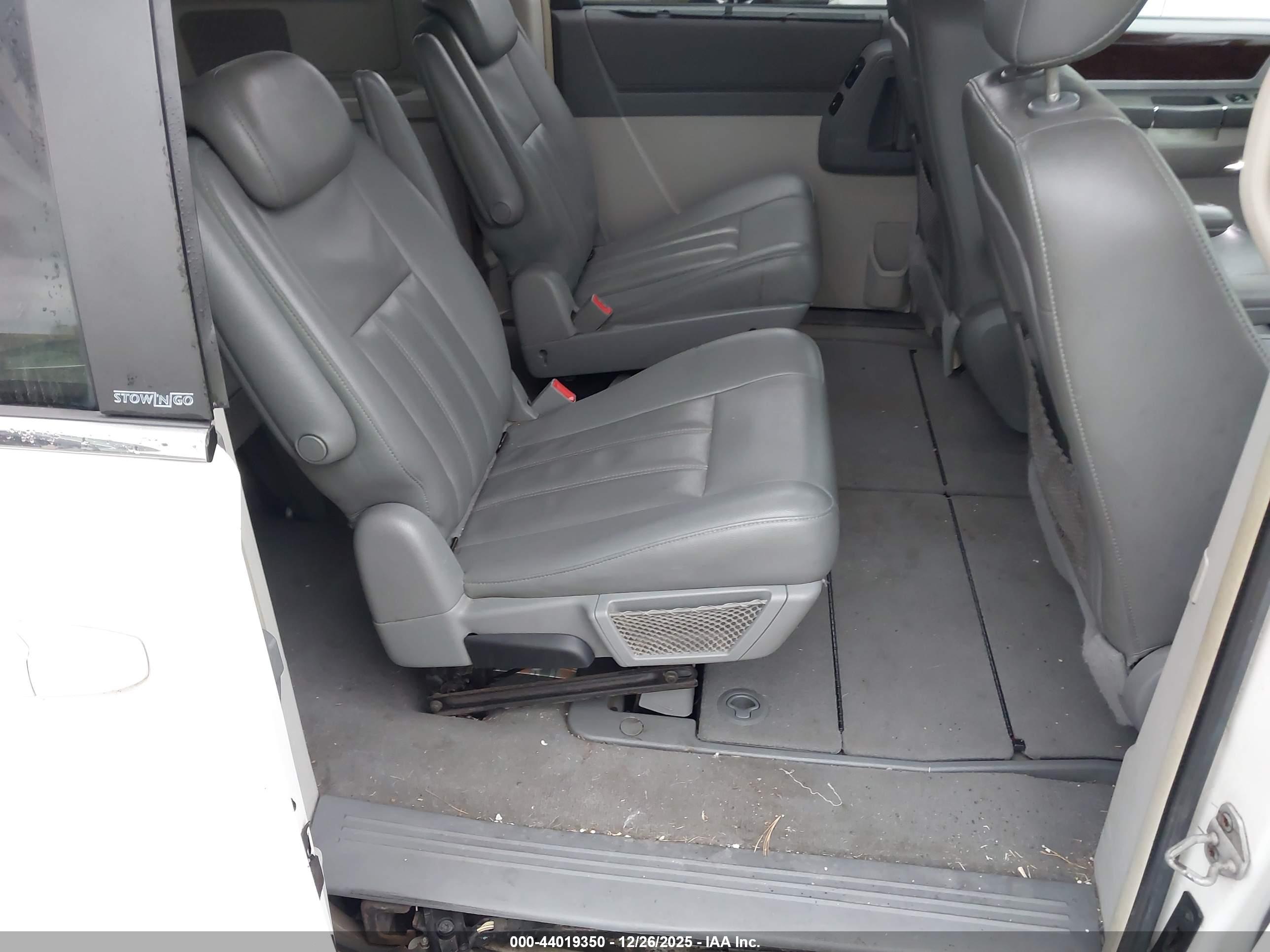 CHRYSLER TOWN image 8