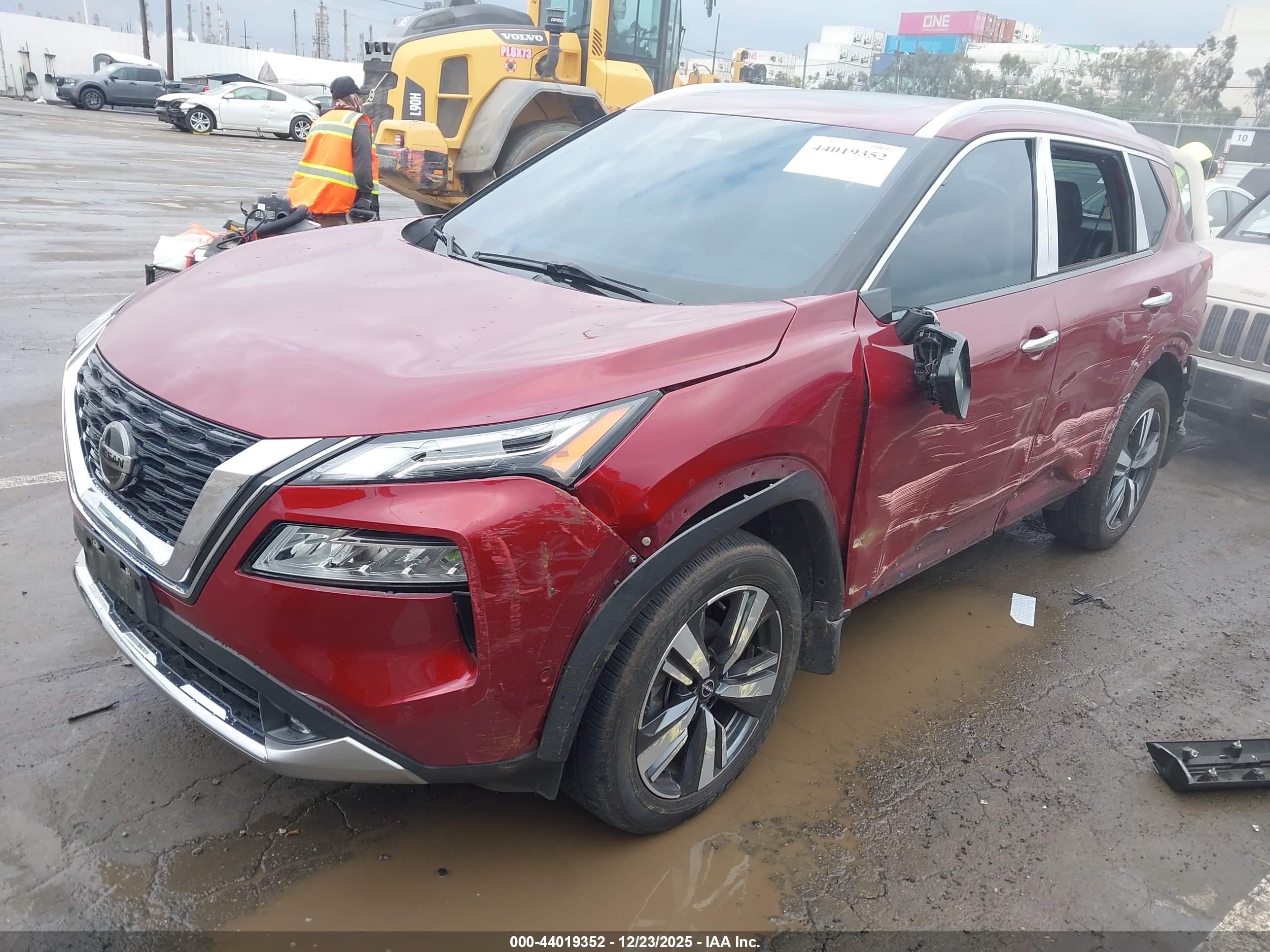 NISSAN ROGUE image 2