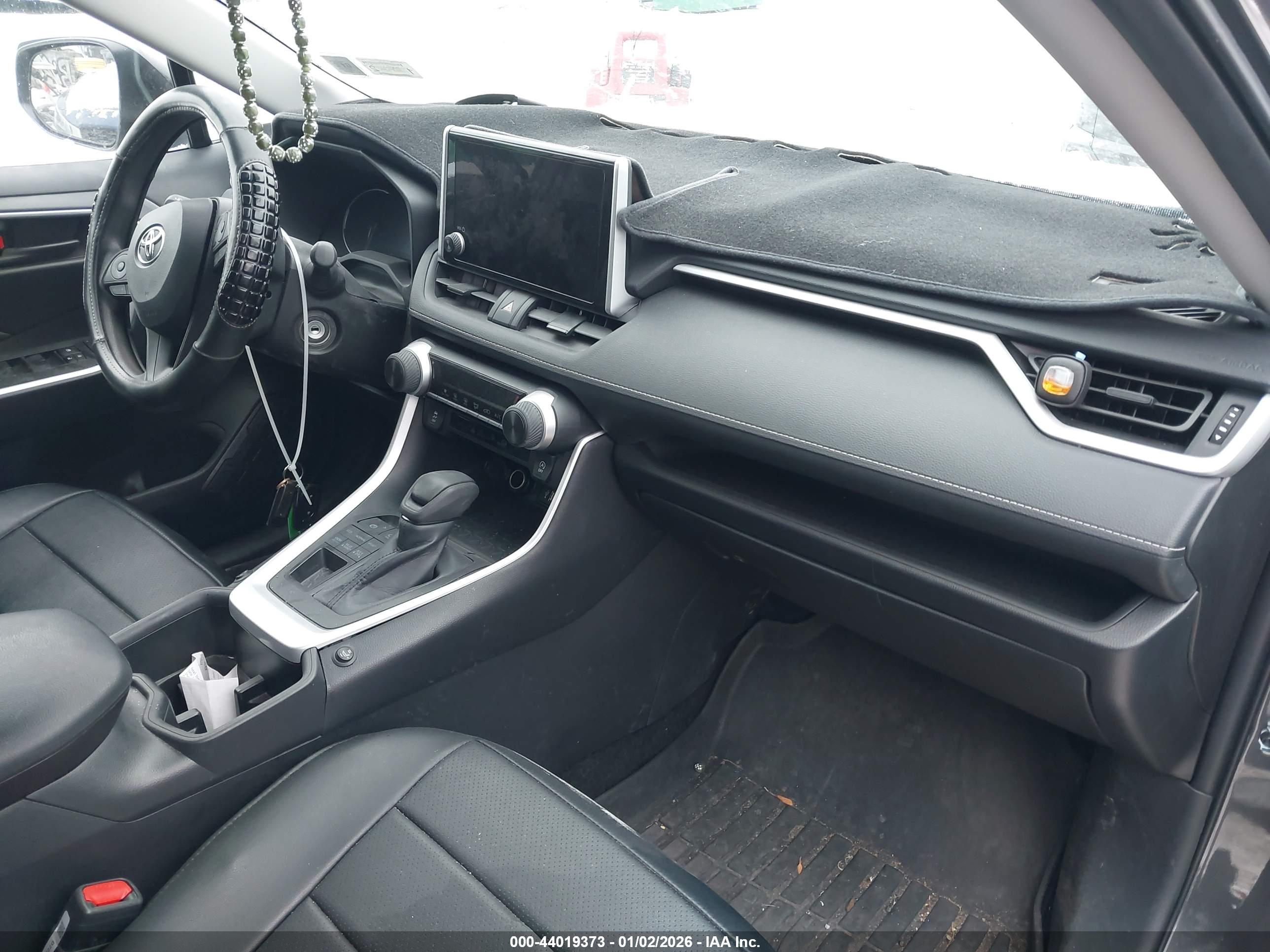 TOYOTA RAV4 image 5
