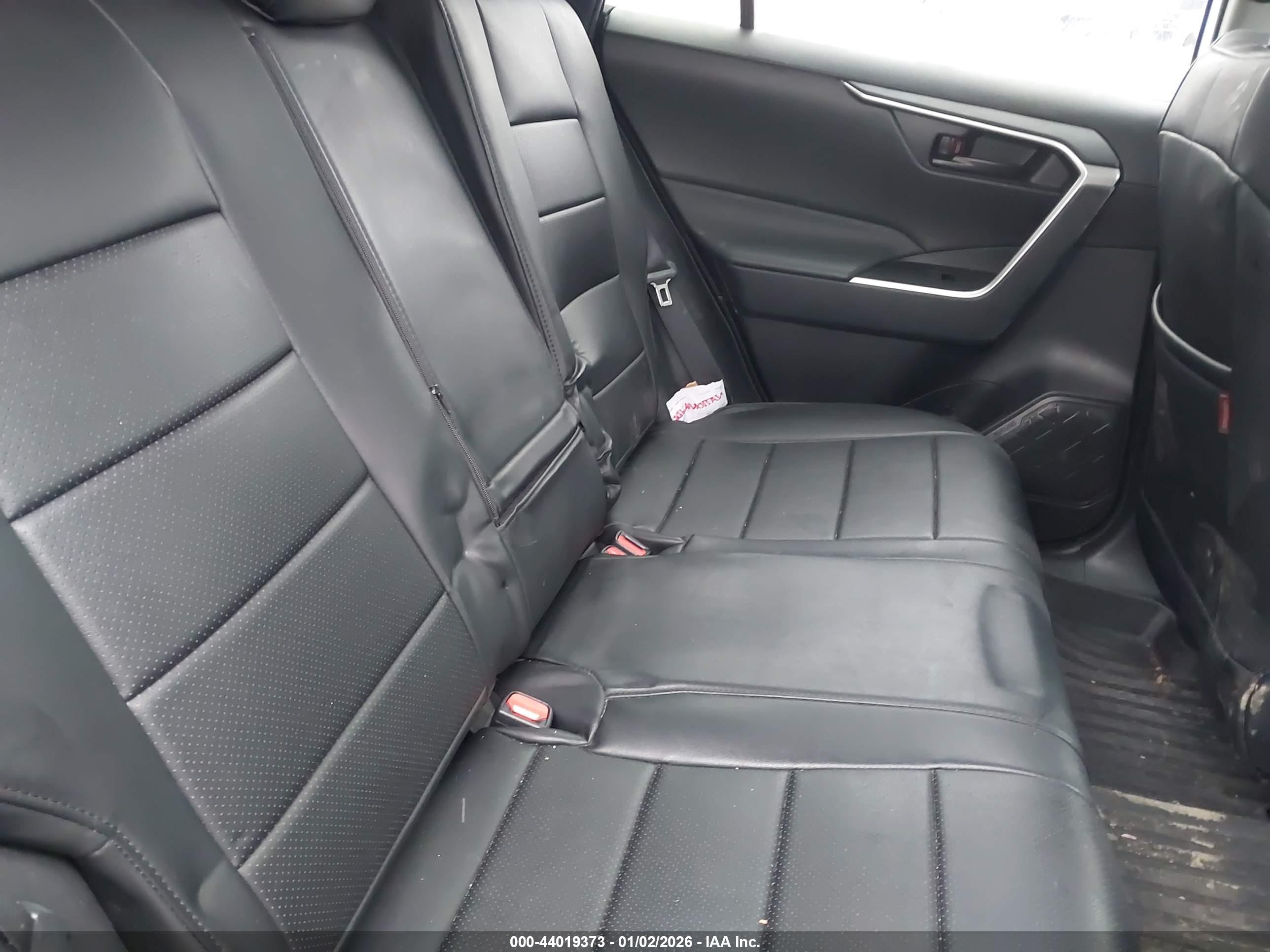 TOYOTA RAV4 image 8