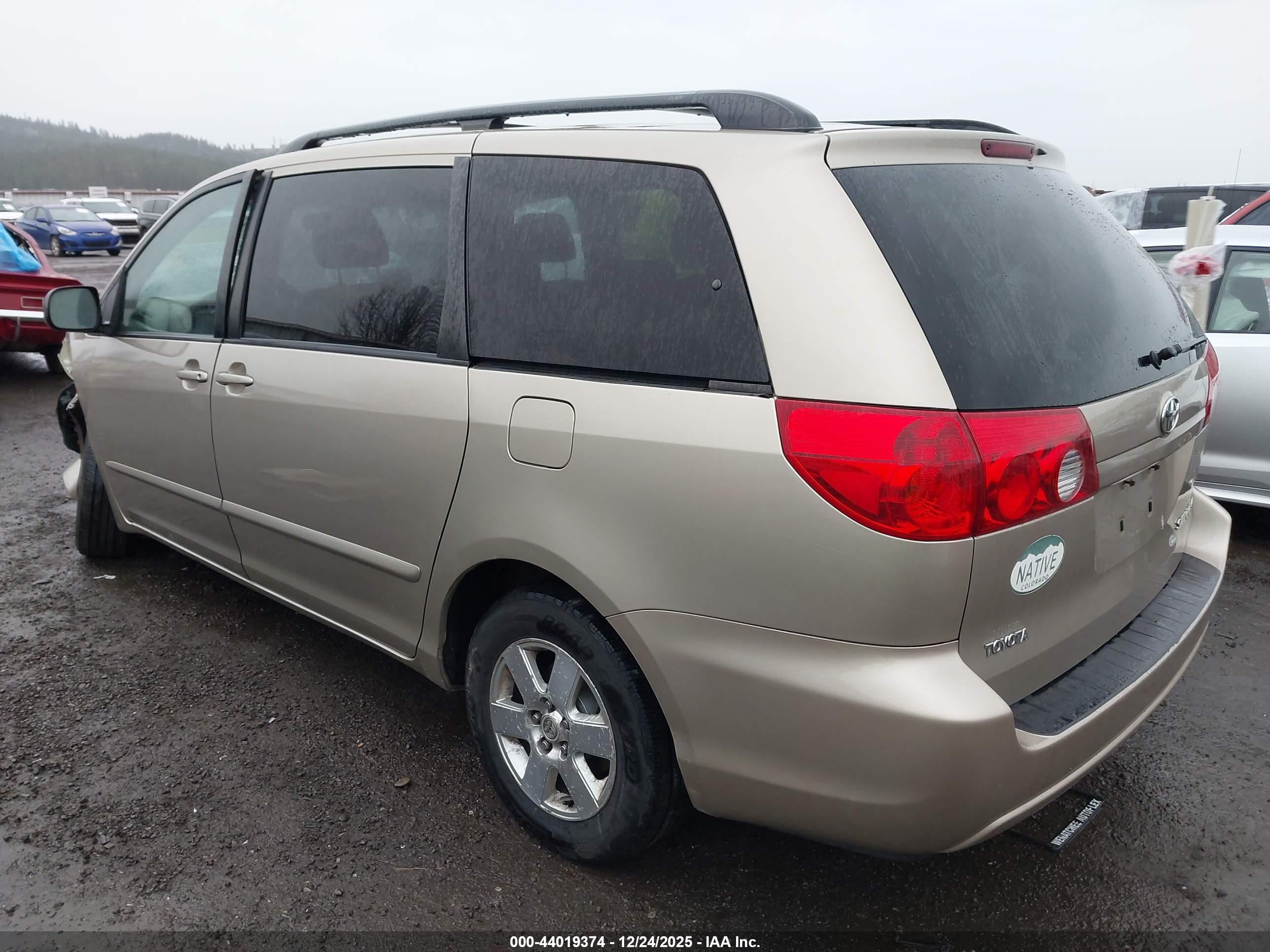 TOYOTA SIENNA image 3