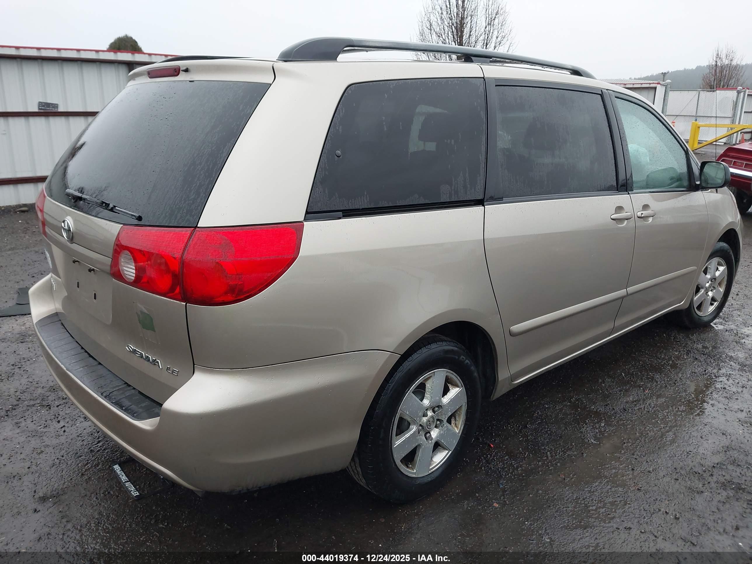 TOYOTA SIENNA image 4
