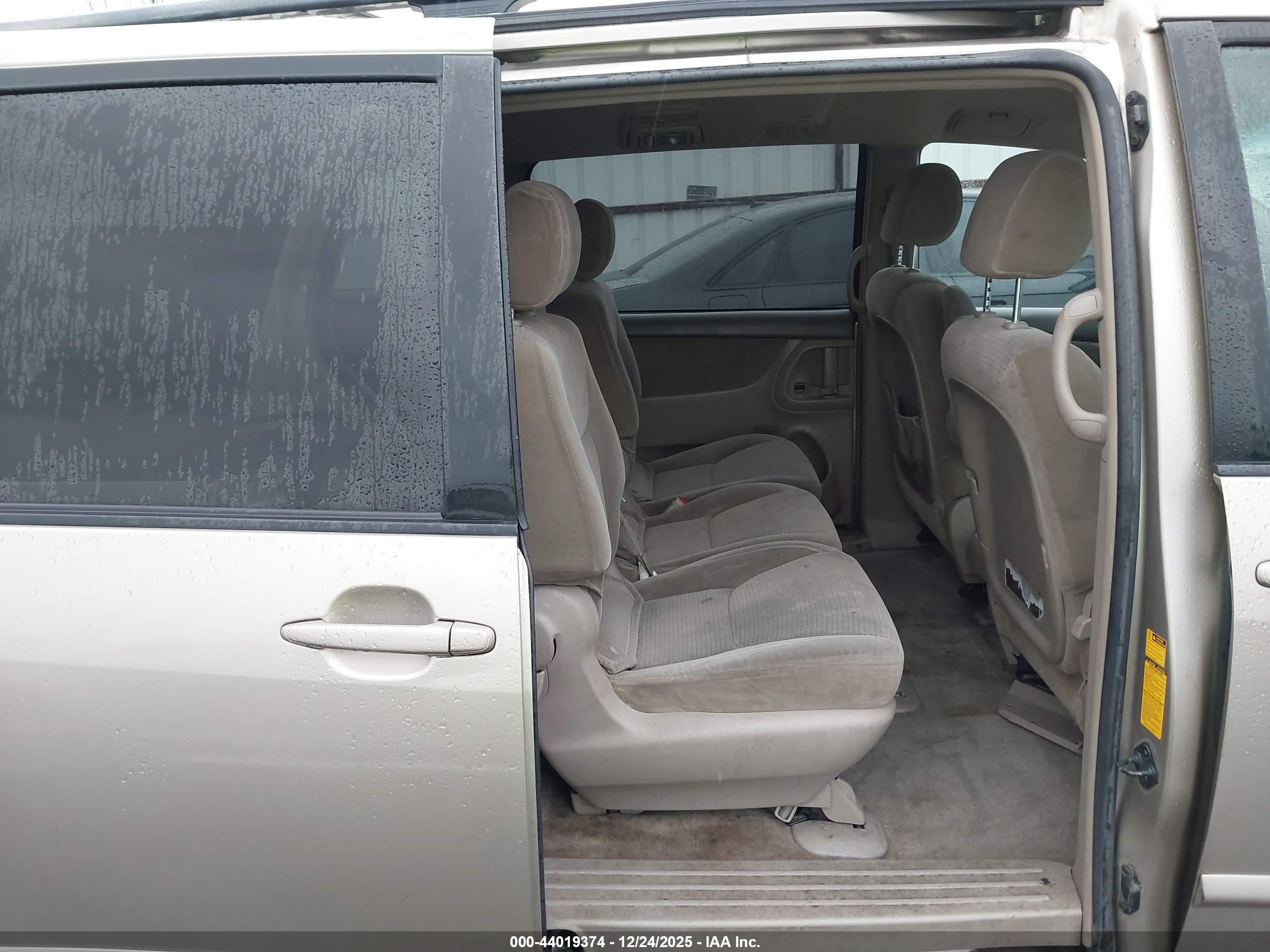 TOYOTA SIENNA image 8