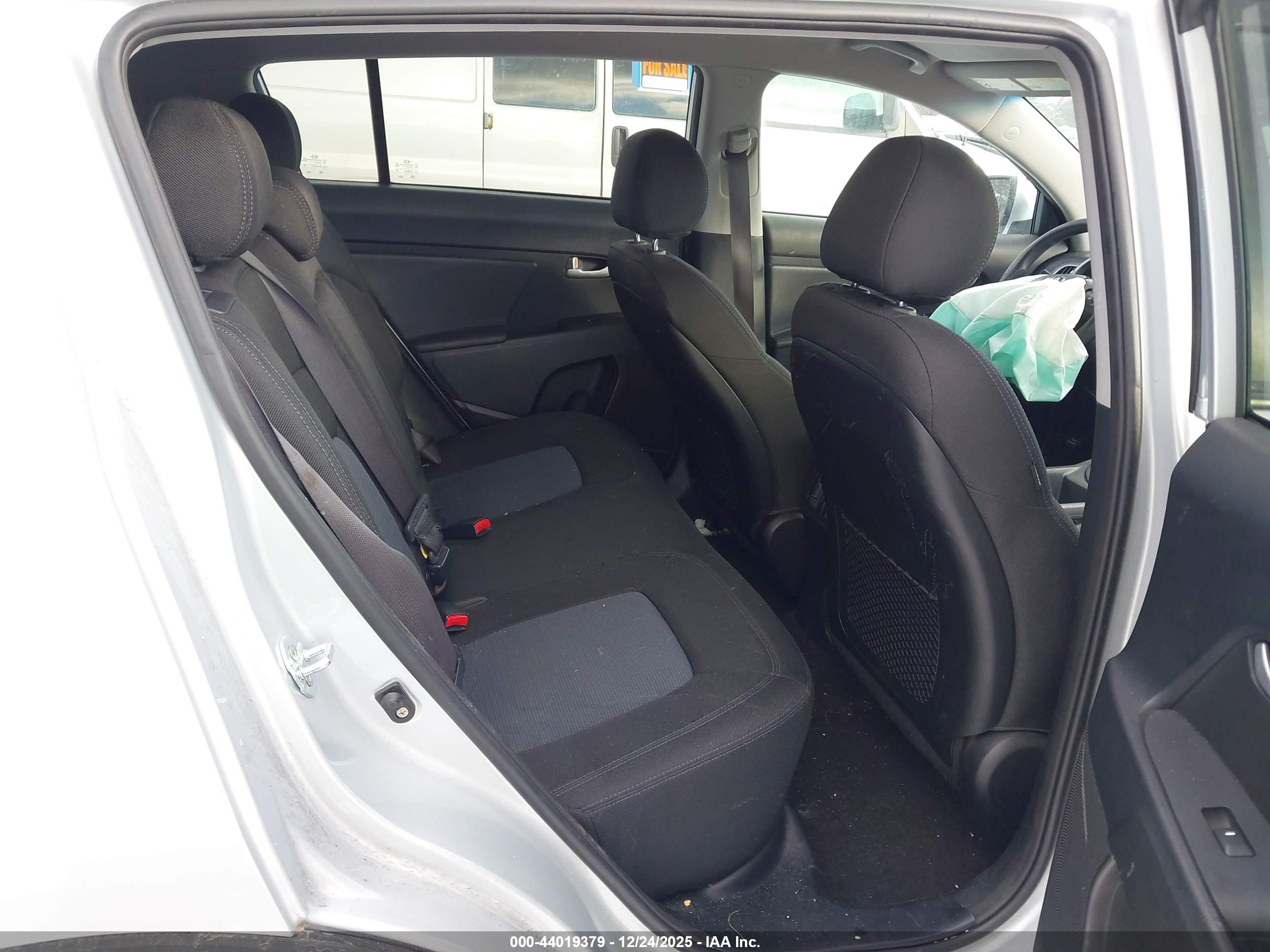 KIA SPORTAGE image 8
