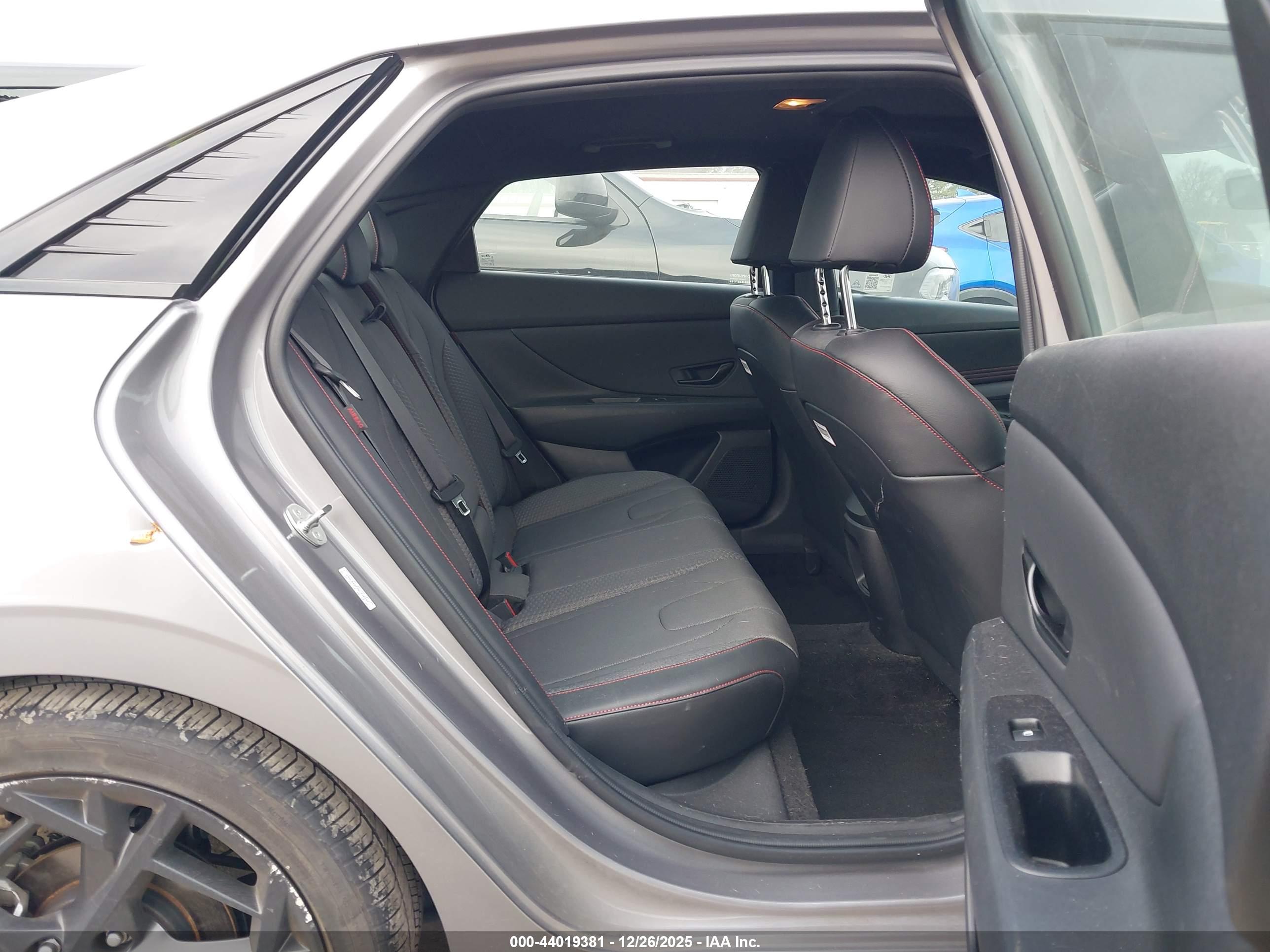 HYUNDAI ELANTRA image 8