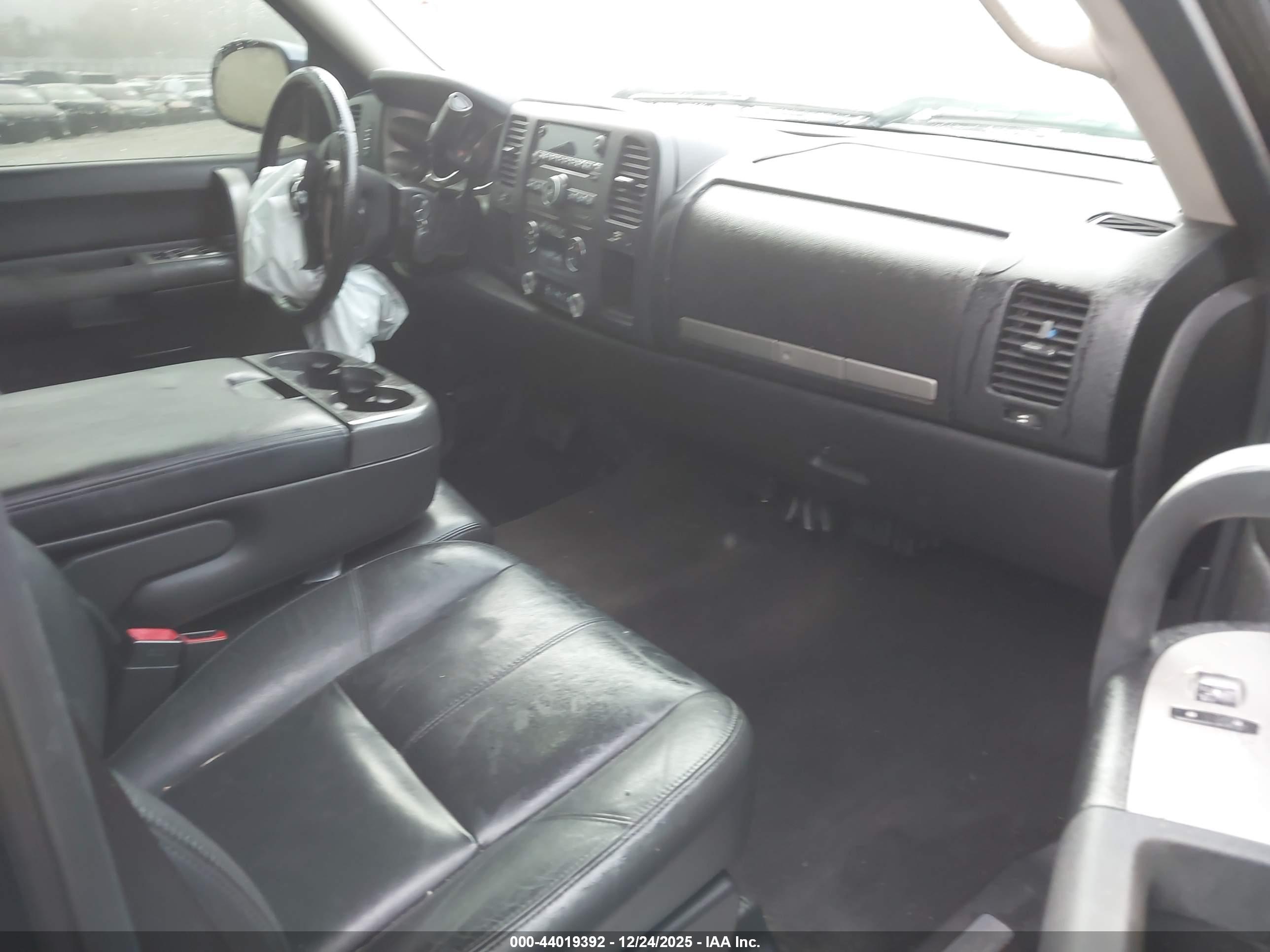 CHEVROLET SILVERADO image 5